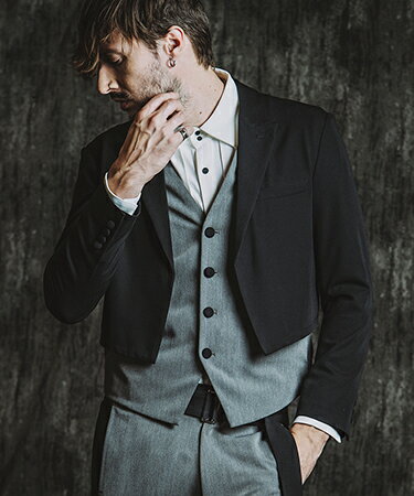 BLACK MIX ▼製品説明 【by CAMBIO】 --CAMBIO -- レイヤードショートJKTジャケットとベストをレイヤードした立体感のあるデザインが特徴のショートジャケット軽快な印象のショートレングスコンパクトでシャープなフォルム構築的なレイヤードデザインMIXカラーはベストの色を変えた2トーン配色クラシックなワイドピークドラペルベストの切替に合わせて設けたシームポケット共地のくるみボタンを採用本切羽仕様の袖口ベルテッドテーパードトラウザーズとセットアップ着用可能BLACK MIXmodel　H:182cm/size 1(Overseas model)MIXmodel　H: 180cm /size 1(Japanese model)BLACKmodel　H: 170cm /size 1(Japanese model) 【NO ID.(ノーアイディー)】アイテム一覧はこちらから ▼寸法(平置き) 1サイズ／バスト:104cm 肩幅:44cm 着丈:45/59cm 袖丈:61cm 2サイズ／バスト:108cm 肩幅:46cm 着丈:46/60.5cm 袖丈:62cm ※製造元提供。 素材 表地：ポリエステル78％　レーヨン16％　ポリウレタン6％　裏地：ポリエステル95％　ポリウレタン5％