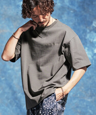 White Black Charcoal ▼製品説明 【by CAMBIO】 --CAMBIO -- 181cmのモデルがMサイズを着用。ドライな肌触りのコットン生地を使用したベーシックTシャツ。ゆったりとしたルーズシルエット。胸元には同色の刺繍をプラス。シンプルで着まわしやすいアイテムです。※着用画像と商品単体画像で色が異なる場合がございます。※商品単体画像を実物により近づけております。 【Jih Nunc(ジーヌンク)】アイテム一覧はこちらから ▼寸法(平置き) Sサイズ／着丈:74cm 身幅:58cm 肩幅:55cm 袖丈:24cm Mサイズ／着丈:76cm 身幅:60cm 肩幅:57cm 袖丈:25 Lサイズ／着丈:78cm 身幅:62cm 肩幅:59cm 袖丈:26 ※製造元提供。 素材 綿100%