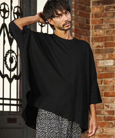 WHITE BLACK M.CHARCOAL ▼製品説明 【by CAMBIO】 --CAMBIO -- 182cm B93cm-W75cm-H92のモデルがMサイズを着用。細かな凹凸が生む立体的な表情が魅力のハニカムワッフルを使った、オーバーサイジングT-shirt。カジュアルながらも素材の表情がニュアンスを添えてくれる一枚です。細かな凹凸が生む立体的な表情が魅力のハニカムワッフル素材。通気性と軽さを兼ね備え、快適な着心地が楽しめます。ドロップショルダーとワイドな身幅がつくるリラックス感のあるオーバーサイズシルエット。左裾から脇にかけてファスナースリットを配し、シンプルな中にデザインアクセントをプラス。着こなしに変化をつけられる、さりげないディテールです。※着用画像と商品単体画像で色が異なる場合がございます。※商品単体画像を実物により近づけております。 【CAMBIO(カンビオ)】アイテム一覧はこちらから ▼寸法(平置き) Sサイズ／身幅：84cm 総丈：68/76cm 袖丈：22cm 肩幅：80cmMサイズ／身幅：87cm 総丈：70.5/78.5cm 袖丈：23cm 肩幅：82cmLサイズ／身幅：91cm 総丈：73/81cm 袖丈：24cm 肩幅：84cm ※製造元提供。 素材 本体： 綿-100% 　リブ： 綿-100%