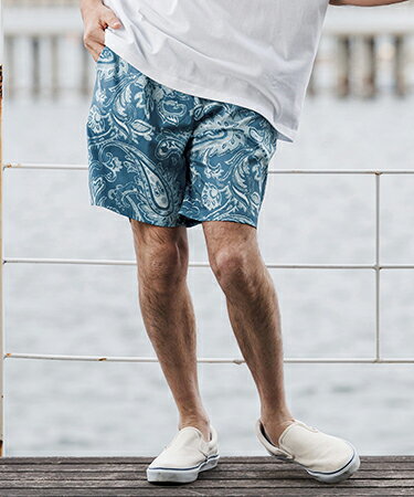 BLUE BLACK CHARCOAL ▼製品説明 【by CAMBIO】 --CAMBIO -- 175cm B90-W73-H89 靴26.5cmのモデルがMサイズを着用。クラシックなペイズリーモチーフを、現代的な配色と素材感でアップデートしたペイズリーショーツ。緻密に構成された曲線と装飾柄が、主張しすぎることなく、スタイリングに奥行きと色気を加えます。柄物でありながらも落ち着いたトーン設計により、大人のストリート／モードスタイルに自然に馴染む一本です。生地は軽やかで、動きに合わせて柔らかく揺れる質感。見た目の存在感と、穿き心地の良さを両立しています。シルエットはリラックス感のあるバランスで、Tシャツやシャツと合わせるだけでスタイルが完成。同素材のCAM26SS-023シャツとセットアップで着用可能です。※着用画像と商品単体画像で色が異なる場合がございます。※商品単体画像を実物により近づけております。 【CAMBIO(カンビオ)】アイテム一覧はこちらから ▼寸法(平置き) Sサイズ／ウエスト:72~101cm 股上:30cm 股下:17cm 裾幅:29cmMサイズ／ウエスト:76~105cm 股上:31cm 股下:18cm 裾幅:30cmLサイズ／ウエスト:80~109cm 股上:32cm 股下:19cm 裾幅:31cm ※製造元提供。 素材 ポリエステル100％