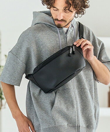 BLACK ▼製品説明 【by CAMBIO】 --CAMBIO -- コンパクトサイズの合成皮革素材のボディバッグ。表情の異なる生地を組み合わせ、スタイリッシュでほどよく個性のあるデザインに仕上げています。小ぶりながら収納力にも優れたアイテムです。【デザイン・ディテール】ファスナー開閉のオーソドックスなデザイン。背面にはカードやコインを収納できる便利なファスナーミニポケット付き。シボ感のある素材と型押し柄で切り替えたデザインがさりげないアクセントに。ショルダーベルトは用途や荷物の量に応じて調整可能。【ファブリック】リアルレザーのようなシボ感を表現した合成皮革素材と、スタイリッシュな風合いの型押し柄の合成皮革素材を使用した切り替え。【大きさ】スマフォ・カードケース・キーケースなどの外出時の小物の収納に適したアイテム。メインバッグと合わせて-2個持ち-のサブバッグとしても使いやい大きさ。※着用画像と商品単体画像で色が異なる場合がございます。※商品単体画像を実物により近づけております。 【Magine(マージン)】アイテム一覧はこちらから ▼寸法(平置き) Freeサイズ　縦：13cm 横：37cm マチ：8cm ※製造元提供。 素材 表地：PVC-100% 　 裏地：ポリエステル-100%