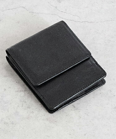 BLACK ▼製品説明 【by CAMBIO】 --CAMBIO -- 【SENTI_FLATTER THE SENSES】ミニマリズム、機能美を追求しつつ、感性に刺激を与えられるモノづくりを目指すプロダクトブランド 【センティ】「AUTHENTIC」 「NEW STANDARD」をコンセプトにしたレザーグッズラインからのリリースオーセンティックなモノづくりを背景に、長年スタンダードとして支持されてきた形に今の時代感を加味しニュースタンダードを創造しながらアイテムを制作。製品は、1973年の創業以来、極めて上質な革小物製品を有名ブランドに提供し続けてきた東京を拠点とするファクトリーに依頼。蓄積された熟練の技術と経験に今の時代感を加え、王道的な革小物でありながら現在のライフスタイルにフィットする製品を提案。使用する素材は、天然素材にこだわった、国内最高峰の皮革製造メーカー・栃木レザーのオイルヌメ牛革を使用。原皮を植物タンニン液の入ったピット槽につけて鞣すフルタンニン鞣し。そのほか、20工程を超える栃木レザー独自の製法でつくられたこだわりの革になります。さらに革を独自にモミほぐす加工・工程を加えることでより手に馴染みやすい製品の仕上がりになっています。やわらかな手触りで、使い込むほどに味がでる経年変化をお楽しみ頂けます。モデル：スマートバイフォルドウォレット札のサイズに合わせ、無駄のないスマートサイズに設計した2つ折り財布。外側にはマチ付きのコインケースを配置、ポケット内にカードポケットも配置され、本体を開かずともよく使用するカードの出し入れが可能。また、コインケースと本体との接地面にもカードポケットがあります。本体の札入れには仕切りを設け、中央部分だけを盛り上げた山型のデザインに。奥の札も見やすく、広げるときには山型部分に指があたるので手前の札が痛みにくく綺麗に収納可能。バッグのなかでも開かないよう内側のホックで閉じられる仕様に。手の中に納まり、なおかつ使い勝手のよいコンパクトウォレットになります。■札入れ×2　コインケース×1　カード段×4　カードポケット×2(コインポケット内×1 外側×1)■箱付き≪ATTENTION≫・革は自然の産物です。牛や羊などが持っていた傷やシワ、血管の痕などが現れます。これら自然の革の特徴を上手く取り入れた製造を行っています。・革は自然な風合いを生かすために色ぶれがあります。そのため、場所によって色合いが異なる場合があります。・革にはモミ加工によるシワがあります。革の部位によって強弱があります。・水濡れ（雨・汗など）や日焼けによる色落ち・退色は避けられませんのでご注意ください。 【SENTI(センティ)】アイテム一覧はこちらから ▼寸法(平置き) Freeサイズ／W8.5cm×H10.5cm×D2.5cm 重量:約82g ※製造元提供。 素材 牛革