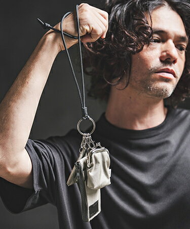 BLACK KHAKI OAK NAVY ▼製品説明 【by CAMBIO】 --CAMBIO -- がま口・カードケース・トライアングルポーチの3つを組み合わせた、ミニマルで使い分けがしやすいポーチセット。用途に合わせて気軽に持ち替えられる、デイリーなアイテムです。【デザイン・ディテール】丸型のがま口ポーチ、カードケース、三角形のミニポーチの3ピース構成。【ファブリック】3つすべてに軽量でタフなオックスナイロン素材を使用。雨や汚れに強い撥水加工。【大きさ】がま口ポーチとトライアングルポーチは、コインやイヤホンなどの小物に適したコンパクトサイズ。カードケースはカード類が収まりやすいバランスで、必要なものをすっきりまとめられます。※着用画像と商品単体画像で色が異なる場合がございます。※商品単体画像を実物により近づけております。 【GLIMCLAP(グリムクラップ)】アイテム一覧はこちらから ▼寸法(平置き) Fサイズ／がま口ポーチ　縦：6cm 横：5cm マチ：2cm カードケース　縦：12cm 横：7cm トライアングルポーチ　縦：7cm 横：7cm ※製造元提供。 素材 表地：ナイロン-100% 　 裏地：ポリエステル-100%