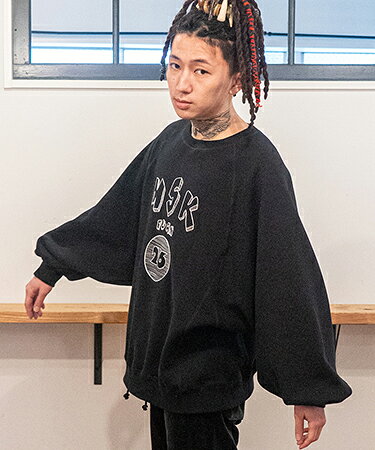 GRY BLK ▼製品説明 【by CAMBIO】 --CAMBIO -- MADE IN JAPAN の膨らみのある裏起毛素材を使用したmasterkey的カレッジスウェットヴィンテージのカレッジスウェットをオマージュした図案を、フロントに刺繍で表現クラシックな空気感を残しつつ、現代的にアップデートしています。一見ベーシックなラグランスウェットながら、極限まで広げたアームホールによるモモンガシルエットが特徴。ゆったりとした独特のフォルムで、masterkey らしい存在感を演出します。言わずもがな、ジェンダーレスで強くお薦めしたいアイテムとなりますがこちらはサイズではなく、シルエットを2種類ご用意標準的な着丈の「RELAX」と身幅・裄丈はそのままに、着丈のみを短く設定した「NEAT」一枚で着るのはもちろん、スタイリングや好みに応じて選択可能な自由な着こなしを楽しめる一着に仕上がっています日本人女性モデル 162cm size NEAT 着用日本人男性モデル 172cm size RELAX 着用外国人男性モデル 181cm size RELAX 着用 【masterkey(マスターキー)】アイテム一覧はこちらから ▼寸法(平置き) NEATサイズ／身幅:61cm 着丈:57cm 裄丈:86cm RELAXサイズ／身幅:61cm 着丈:66cm 裄丈:86cm ※製造元提供。 素材 本体＝コットン 100%