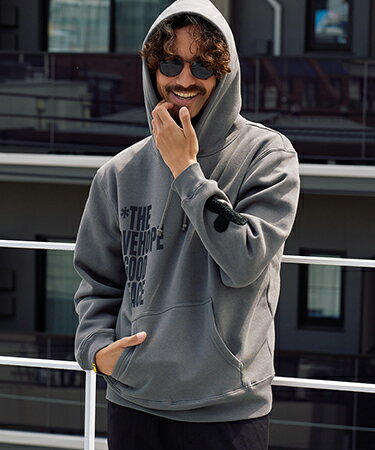BLK WHT C.GRY BRN ▼製品説明 【by CAMBIO】 --CAMBIO -- ・風合い柔らかでタフなポリエステル/コットン裏毛起毛パイルを使用・グラフィティクロスプリントに立体的なスマイリーパフワッペン・袖口にニットクロスワッペン※画像の商品はサンプルです。 実際の商品と仕様、加工、サイズ、素材が若干異なる場合がございます。※生産の都合上、商品の納期が変更、また生産中止となる場合がございます。 【STUD MUFFIN(スタッドマフィン)】アイテム一覧はこちらから ▼寸法(平置き) 2サイズ／着丈:68cm 肩幅:51cm 身幅:55cm 袖丈:59cm 3サイズ／着丈:71cm 肩幅:54cm 身幅:58cm 袖丈:60cm 4サイズ／着丈:74cm 肩幅:57cm 身幅:61cm 袖丈:61cm ※製造元提供。 素材 コットン-52%　ポリエステル-48%