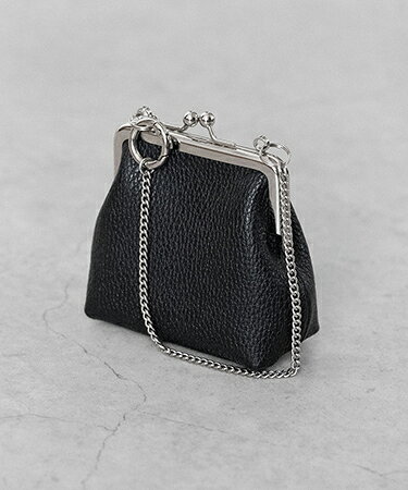 BLACK ▼製品説明 【by CAMBIO】 --CAMBIO -- 【SENTI_FLATTER THE SENSES】ミニマリズム、機能美を追求しつつ、感性に刺激を与えられるモノづくりを目指すプロダクトブランド 【センティ】■がま口本体は、程よい厚みのある姫路産のシュリンクレザーを使用、最終工程では表面のツヤとマット感の双方のバランスをとった仕上を施したオリジナルレザー■マチをしっかりとった丸みのあるコロっとしたフォルムが特徴■バッグやベルトループに装着可能なチェーン付き（取り外し可能）■裏地有り■巾着付き 【SENTI(センティ)】アイテム一覧はこちらから ▼寸法(平置き) Freeサイズ　口金部分幅:7cm　底幅:8cm　高さ:7.5cm　マチ:4cm　チェーン:20cm ※製造元提供。 素材 牛革