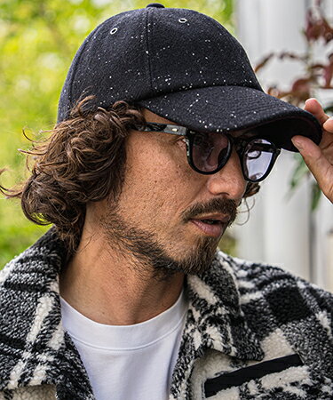BLACK D.GRAY BROWN ▼製品説明 【by CAMBIO】 --CAMBIO -- 毛100％のキャップです。天然の防寒素材であるウールは高い保温性と吸湿放湿性を備え常に快適な衣服内環境を保ちます。太い紡毛糸を織り上げたツイードは空気をたっぷり含みさらに優れた断熱性を発揮します。使い込むほどに風合いが増し型崩れしにくく丈夫なため時の流れと共に愛着を深めながら長く愛用いただける一品です。※着用画像と商品単体画像で色が異なる場合がございます。※商品単体画像を実物により近づけております。 【CAMBIO(カンビオ)】アイテム一覧はこちらから ▼寸法(平置き) Freeサイズ　Head size:58.5cmBrim Length:7cmCrown Height：11cm ※製造元提供。 素材 毛 100%