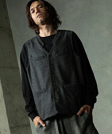 04：moku.CHARCOAL 05：BLACK ▼製品説明 【by CAMBIO】 --CAMBIO -- FRENCH GILET 04：moku.CH H175cmのモデルが48サイズを着用05：BLACK H175cmのモデルが48サイズを着用素材にはウールを採用し、ウール特有の重厚感ある温かみが、秋冬のワードローブに求められる品格を自然と体現します。このベストの真骨頂は、随所に散りばめられた本格的なクラシックディテールにあります。微妙なカーブを描くポケット、バックに入れた切り込み、多めに配されたボタン??それぞれが単なる装飾ではなく、着る者の立ち居振る舞いを整えるための設計です。ネックラインに沿って縫い付けられた細めの襟がこのベスト最大の顔となり、シャツの上に重ねるだけで装いを格段に引き締めます。ボックスシルエットでありながら通常のベストより着丈を長めに取ることで、単品でも完結するバランスを実現しました。同素材のジャケットとトラウザーズとスリーピースで着用すれば、格式と現代性が共存した完璧な着こなしが成立します。冬のワードローブに確かな軸を与える、1着です。※セットアップ品番：616757/626752 【EGO TRIPPING(エゴトリッピング)】アイテム一覧はこちらから ▼寸法(平置き) 46サイズ／身幅:54.5cm 身丈(F/B):67/64cm 肩幅:38cm 48サイズ／身幅:57cm 身丈(F/B):69.5/66.5cm 肩幅:40cm ※製造元提供。 素材 ウール62％　ポリエステル26％　カシミヤ9％　ナイロン2％　ポリウレタン1％