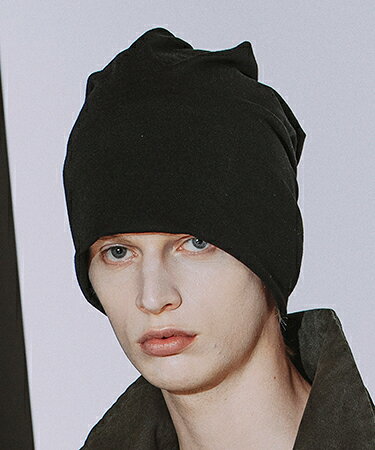 BLACK ▼製品説明 【by CAMBIO】 --CAMBIO -- ビニーCAP【商品説明】柔らかなカットソー素材を使用した、シンプルなデザインのビニーキャップ。頭頂部にゆとりを持たせたロングフォルムにより、被った際に自然なドレープと立体感が生まれる仕上がり。余った生地を後方やサイドへ流すことで、スタイリングに合わせてシルエットの変化を楽しめる。ミニマルなデザインで、ブルゾンやニット、カットソーなど幅広いアイテムと合わせやすい一品。【ディテール・特徴】ロングシルエットストレッチ素材ソフトな肌触りドレープアレンジ可能ユニセックスデザイン 【NO ID.(ノーアイディー)】アイテム一覧はこちらから ▼寸法(平置き) Oneサイズ　頭回り：58cm ※製造元提供。 素材 --