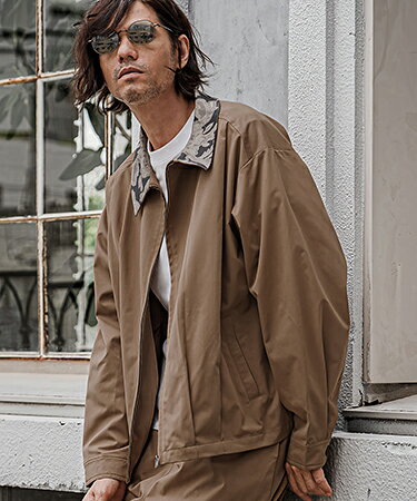 OLIVE×OLIVE BLACK×CHARCOAL BEIGE×OLIVE ▼製品説明 【by CAMBIO】 --CAMBIO -- 175cm B90-W73-H89 靴26.5cmのモデルがMサイズを着用。クラシックなドリズラーブルゾンをベースに、襟のペイズリー柄でアクセントを加えた一着。身頃は無地でミニマルにまとめ、ペイズリー生地は襟部分のみに使用。派手になりすぎない絶妙なバランスで、シンプルなスタイリングにも上品なアクセントをプラスします。肩口と裾にはタックを施し、身体に沿いすぎない立体的なシルエットを実現。ほどよいボリューム感が生まれ、一枚で雰囲気のある着こなしを演出します。スラックスできれいめに、デニムやワイドパンツでラフに合わせるなど、幅広いスタイリングに対応する万能なライトアウターです。＊同素材のCAM26AW-021とセットアップで着用できます。※着用画像と商品単体画像で色が異なる場合がございます。※商品単体画像を実物により近づけております。 【CAMBIO(カンビオ)】アイテム一覧はこちらから ▼寸法(平置き) Sサイズ／着丈:65.5cm 身幅:60.5cm 肩幅:51.5cm 袖丈:57cmMサイズ／着丈:67.5cm 身幅:62.5cm 肩幅:53.5cm 袖丈:59cmLサイズ／着丈:69.5cm 身幅:64.5cm 肩幅:55.5cm 袖丈:61cm ※製造元提供。 素材 表地　ポリエステル100％ 　別地　ポリエステル100％ 　裏地　ポリエステル100％