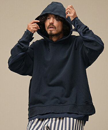 BLACK GREY NAVY ▼製品説明 【by CAMBIO】 --CAMBIO -- 181cmのモデルがLサイズを着用。■デザイン裏毛スウェット地とワッフル地の異なる素材でスイッチしながら構築されたフーディ。異素材の切り替えながら同系色でまとめ上げ、さらにはダメージ加工を施した一枚。レイヤード風なデザインで-これ一枚でキマる-デザイン性の高いアイテムです。---■原産国:中国---■シーズンテーマ:Young. Wild & Freeいつまでも「若く、野性的で自由な」ファッションを表現しながらも大人びることを崩さないストリートスタイル。---■【THEOREM = 定理】「フォーマル/ストリート」という相反するキーワードを基に 知性 と 遊び心 をミックスしたスタイル。クリーンな印象を崩さず、スタイリングによる主張と沈黙が生み出す独自の定理を説く。※着用画像と商品単体画像で色が異なる場合がございます。※商品単体画像を実物により近づけております。 【THEOREM(セオレム)】アイテム一覧はこちらから ▼寸法(平置き) Mサイズ／身幅:65cm 着丈:74cm 袖丈:59cm 肩幅:64cm Lサイズ／身幅:67cm 着丈:76cm 袖丈:60cm 肩幅:66cm XLサイズ／身幅:69cm 着丈:78cm 袖丈:61cm 肩幅:68cm ※製造元提供。 素材 表地:綿100% 別布:ポリエステル65%　綿35%　リブ:綿95%　ポリウレタン5%　