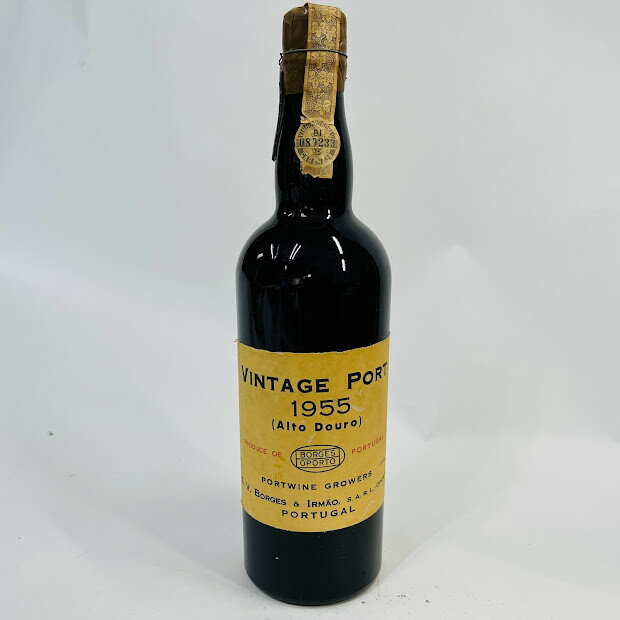 洋酒　　ボルジェス・ヴィンテージ ポートワイン 1955年750ml 内容量 (ml) 750 アルコール度数 原産国 ポルトガル 付属品 エンブレム 未開栓。栓封緘樹脂割れあり。ラベル焼けあり。状態良好・梱包してお送りします。 C　O　N　D　I　T　I　O　N 参考ランクは、 商品状態 酒減りあり ※補足事項 ・ 1340g　エイジシュートのお祝いにいかがでしょうか？ ・弊社の商品は1点物が多く在庫限りの出品です。この機会を逃さずお急ぎ、お求めくださいませ。 ・ 弊社はリサイクルショップですのでほとんどの商品は一般顧客様より店頭にて買取させていただいた商品です。したがってユーズド品であることをご理解いただき、神経質な方や、綺麗な状態にこだわる方はご購入をお避け頂き、直営店・量販店にて新品のご購入をお勧めいたします。出品ランクはあくまで参考でございます。ランクを理由としたご返品はお受けいたしかねます。ご了承くださいませ。 ■お取引について 酒類の販売について 未成年者の飲酒は法律で禁じられています。 申込者の方は注文フォームの備考の年齢欄を必ずご記入いただき送信願います。 もしご記入なき場合発送いたしかねますので予めご了承願います。 尚、お電話にて確認させていただく事もございます。 合わせてご了承くださいませ。 発送方法・送料 ◎購入商品は「宅急便」にて発送させていただきます。 【送料】 ヤマト運輸様(北海道・東北・沖縄は日本郵便様）にて発送させていただきます。 送料無料 【配送日指定】 配達日指定は、購入のあった日から1週間後までとさせていただきます。 ※一週間以上先のご指定はお受けできません。ご了承ください。 【配達時間帯希望サービス】 指定なし　9:00〜12:00　14:00〜16:00　16:00〜18:00　18:00〜20:00　19:00〜21:00 【同包】 複数購入された場合の送料は同梱可能ですが大きさによっては別途お見積もりになります。 【発送】 商品の発送は当日正午までに決済確認ができましたら当日発送し指定の地域には翌日のお届けをさせていただきます。 消費税について 落札金額には、消費税10%が含まれています。 お支払いについて 【決済方法】 ●代金引換：手数料（商品代金） 330円（1万円未満）440円（〜3万円）660円（〜10万円）1100円（〜30万円） ●銀行振込（振込先は、楽天銀行とゆうちょ銀行です） ※お振込みの手数料はお客者様のご負担とさせていただきます。 ●クレジット決済 注意事項 ■下記内容に同意の上、ご入札下さいますようお願い申し上げます 　　ネット販売の性質上、パソコン環境・モニターなどの設定・仕様等で　　イメージ写真と実際の商品との色合いが若干異なる場合がございます。 ○ご購入後のキャンセルは等は、一切しておりません。 ○程度に敏感な方、神経質な方は必ず詳しい程度をお問い合わせください。 　○ご注文後、こちらからの連絡に48時間以上お返事が無い場合「お客様都合によるキャンセル」とさせて頂きます。 ○ご購入後、翌日から5営業日以内にお振込みの出来る方のみご注文下さい。 □気になる事がありましたら遠慮なくご質問下さい。 □掲載写真以外の画像もE-mailにてお送りする事が可能です。 □ご質問の返信は、取扱店舗の営業時間内に限ります。 【返品の特約】 ◇商品に欠陥がある場合を除き、返品や交換には応じておりません。 ◇商品に欠陥がある場合には送料当方負担にて、弊社が責任を持って対応させて頂きます。 ◇ご購入時についている付属品が欠品（紛失等）された場合、返品・交換はお受けできません。 ◇尚、商品の性質上、次の場合の返品・交換はお断りさせていただきます。 ・お客様の都合 ・一度ご使用になられた場合 ・イメージ違い（形状違い、大きさなど） ・連絡が無く、3日以上過ぎた場合 ◇お届けした商品がご注文の商品と異なっていた場合や事故等による損傷(不良品)が見られた場合、商品到着後48時間以内に「お電話かE-mail」にて、ご連絡をお願い致します。 【返金について】 ◇返品特約にあるお客様の都合以外の理由で返品となった場合、返金時の振込手数料は弊社にて負担いたします。 ◇銀行振込・代金引換などで、お客様が商品代金をお支払い後に「キャンセル（取消し）」をされた 場合、商品代金の返金はトラブル防止の為「ご購入者様名義への銀行振込」とさせていただきます。 ◇お振込みの際にかかる「手数料（振込手数料等）」は、お客様のご負担とさせていただきます。 ◇返金金額は、手数料を差し引いた商品代金（消費税込み）となります。 類似商品はこちらシャトー アマンディエール グラン キュヴェ 1,480円キャンティ 14 セコロ 1,480円カーデュ12年スコッチウィスキー750ml4313,800円レッドハックル リザーブ12年 特級750ml4,980円グランドオールドパー12年750ml43度デラ5,980円グランドオールドパー12年750ml43度デラ5,980円オールドパー12年 43度 750ml 箱あり5,980円サントリー スペシャルリザーブ90年サントリー29,800円CANADIAN CLUB カナディアンウイス9,980円2024/05/24 更新