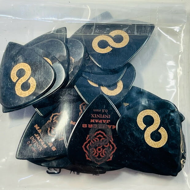 　MASTER 8 JAPAN IFS-TD060 INFINIX TEARDROP HARDGRIP 0.6ミリ ギターピック×30枚 型番 IFS-TD060 色 黒 素材 INFINIX 仕様 サイズ(cm) 0.6 参考定価 0 重さ(g) 付属品 30枚 未使用品。メール便でお送りします。弊社の商品は1点物が多く在庫限りの出品です。この機会を逃さずお急ぎ、お求めくださいませ。 C　O　N　D　I　T　I　O　N 参考ランクは、 商品状態 新品 ※補足事項 MASTER 8 JAPANによるティアドロップ・ピック。INFINIXシリーズの0.6mmモデルに滑り止め加工が施されたモデル。■ピック■ティアドロップ■素材：INFINIX■HARD GRIP（滑り止め仕様）■厚さ：0.6mm ・ 弊社はリサイクルショップです。神経質な方や、綺麗な状態にこだわる方はご購入をお避け頂き、直営店・量販店にて新品のご購入をお勧めいたします。出品ランクはあくまで参考でございます。ランクを理由としたご返品はお受けいたしかねます。ご了承くださいませ。 ■お取引について 発送方法・送料 ◎商品は茶封筒にいれ「日本郵便様ゆうパケットもしくはクロネコDM便」にて発送させていただきます。 【送料】 全国一律無料（但し他の商品の同梱は出来ません）ポスト投函になります。 【配送日指定】 配達日のご指定はお受けできません。ご了承ください。 【配達時間帯希望サービス】 　　・時間指定なし 　 【同包】 ※こちらの都合で同梱する場合がございますが他の送料がかかる商品の同梱はお断りします。 【発送】 商品の発送は決済がお済みになってから、当社2営業日以内の発送とさせていただきます。 消費税について 商品金額には、消費税10%が含まれています。 お支払いについて 【決済方法】 ●代金引換できません。代引きご希望の場合は宅急便にて送料を申し受けます。 ●銀行振込（振込先は、楽天銀行とゆうちょ銀行です） ※お振込みの手数料はお客者様のご負担とさせていただきます。 ●クレジット決済 注意事項 ■下記内容に同意の上、ご入札下さいますようお願い申し上げます 　　ネット販売の性質上、パソコン環境・モニターなどの設定・仕様等で　　イメージ写真と実際の商品との色合いが若干異なる場合がございます。 ○ご購入後のキャンセルは等は、一切しておりません。 ○程度に敏感な方、神経質な方は必ず詳しい程度をお問い合わせください。 　○ご注文後、こちらからの連絡に48時間以上お返事が無い場合「お客様都合によるキャンセル」とさせて頂きます。 ○ご購入後、翌日から5営業日以内にお振込みの出来る方のみご注文下さい。 □気になる事がありましたら遠慮なくご質問下さい。 □掲載写真以外の画像もE-mailにてお送りする事が可能です。 □ご質問の返信は、取扱店舗の営業時間内に限ります。 【返品の特約】 ◇商品に欠陥がある場合を除き、返品や交換には応じておりません。 ◇商品に欠陥がある場合には送料当方負担にて、弊社が責任を持って対応させて頂きます。 ◇ご購入時についている付属品が欠品（紛失等）された場合、返品・交換はお受けできません。 ◇尚、商品の性質上、次の場合の返品・交換はお断りさせていただきます。 ・お客様の都合 ・一度ご使用になられた場合 ・イメージ違い（形状違い、大きさなど） ・連絡が無く、3日以上過ぎた場合 ◇お届けした商品がご注文の商品と異なっていた場合や事故等による損傷(不良品)が見られた場合、商品到着後48時間以内に「お電話かE-mail」にて、ご連絡をお願い致します。 【返金について】 ◇返品特約にあるお客様の都合以外の理由で返品となった場合、返金時の振込手数料は弊社にて負担いたします。 ◇銀行振込・代金引換などで、お客様が商品代金をお支払い後に「キャンセル（取消し）」をされた 場合、商品代金の返金はトラブル防止の為「ご購入者様名義への銀行振込」とさせていただきます。 ◇お振込みの際にかかる「手数料（振込手数料等）」は、お客様のご負担とさせていただきます。 ◇返金金額は、手数料を差し引いた商品代金（消費税込み）となります。 類似商品はこちらMASTER 8 JAPAN IFS-TD101,980円MASTER 8 JAPAN IF-TD0603,980円MASTER 8 JAPAN IFS-TR063,980円MASTER 8 JAPAN IF-TD0601,280円MASTER 8 JAPAN IFS-TR061,480円MASTER 8 JAPAN IF-TD0801,280円MASTER 8 JAPAN IFS-JZ081,980円MASTER8 JAPAN INFINIX 三3,980円MASTER 8 JAPAN IF-TR0801,480円2024/06/18 更新