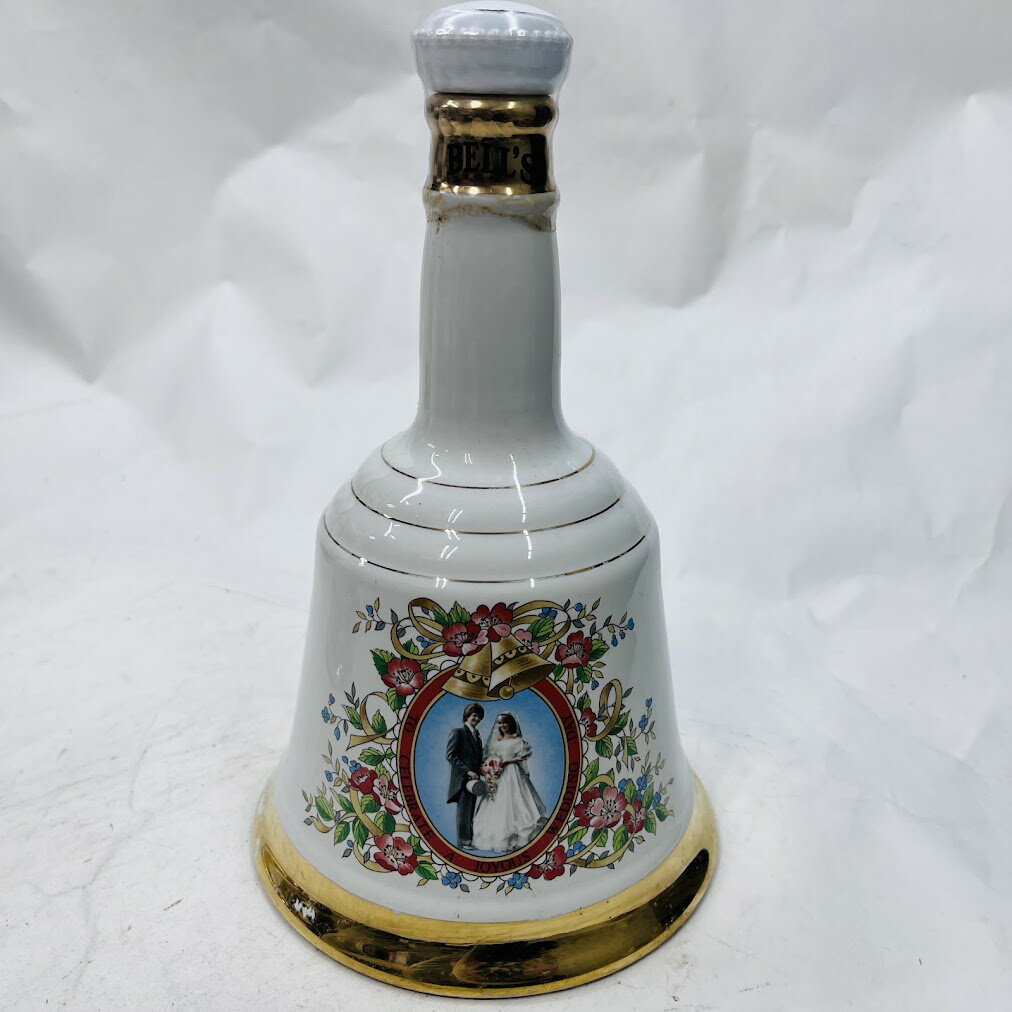 洋酒　　スコッチウイスキー チャールズ皇太子 ダイアナ妃 ご成婚記念750ml43度 内容量 (ml) 750 アルコール度数 43 原産国 イギリス 付属品 なし ※古酒につきコルクが破損しやすいです。慎重に開栓しましてもきっと起こります...