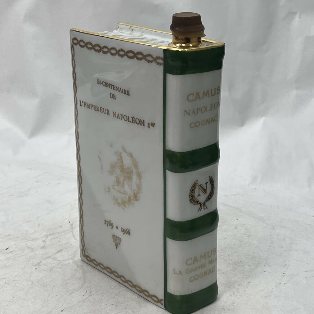 【未成年の飲酒は法律で禁じられています】カミュ　リモージュ　ナポレオン　ブック700ml40度箱入り [並行輸入品]