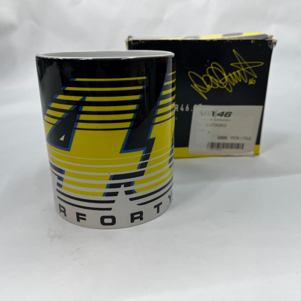 　　VR46バレンティノロッシ46マグカップ ブランド バレンティノロッシ 色・柄 白黄色黒 素材 陶器 仕様 製造国不明 サイズ(cm) 口径8.3高9.5幅12.5 付属品 箱 未使用品。梱包して宅急便でお送りします。弊社の商品は1点物が多く在庫限りの出品です。この機会を逃さずお急ぎ、お求めくださいませ。 C　O　N　D　I　T　I　O　N 参考ランクは、 状態 中古（新品同様） Nランク 新品・未使用品です Sランク 新品同様、どこにも使った形跡がみられない素晴らしい状態です Aランク 使用感が少なく、美しい状態 Bランク 使用感・傷・汚れ多少あり Cランク 使用感がありダメージが目立つ状態 Dランク 難あり、壊れている。我慢して使うことができる程度。 ジャンク 使えない。部品取りや生地として使うことができる程度。 ※補足事項 ・食器洗い機不可・リンス剤使用禁止 ・ 弊社はリサイクルショップですのでほとんどの商品は一般顧客様より店頭にて買取させていただいた商品です。したがってユーズド品であることをご理解いただき、神経質な方や、綺麗な状態にこだわる方はご購入をお避け頂き、直営店・量販店にて新品のご購入をお勧めいたします。出品ランクはあくまで参考でございます。ランクを理由としたご返品はお受けいたしかねます。ご了承くださいませ。 ■お取引について 発送方法・送料 ◎購入商品は「宅急便」にて発送させていただきます。 【送料】 ヤマト運輸様(北海道・東北・沖縄は日本郵便様）にて発送させていただきます。送料無料 【配送日指定】 配達日指定は、購入のあった日から1週間後までとさせていただきます。 ※一週間以上先のご指定はお受けできません。ご了承ください。 【配達時間帯希望サービス】 指定なし　9:00～12:00　14:00～16:00　16:00～18:00　18:00～20:00　19:00～21:00 【同包】 複数購入された場合の送料は同梱可能ですが大きさによっては別途お見積もりになります。 【発送】 商品の発送は当日正午までに決済確認ができましたら当日発送し指定の地域には翌日のお届けをさせていただきます。 消費税について 購入金額には、消費税10%が含まれています。 お支払いについて 【決済方法】 ●代金引換：手数料（商品代金） 330円（1万円未満）440円（～3万円）660円（～10万円）1100円（～30万円）） ●銀行振込（振込先は、楽天銀行とゆうちょ銀行です） ※お振込みの手数料はお客者様のご負担とさせていただきます。 ●クレジット決済 注意事項 ■下記内容に同意の上、ご入札下さいますようお願い申し上げます 　　ネット販売の性質上、パソコン環境・モニターなどの設定・仕様等で　　イメージ写真と実際の商品との色合いが若干異なる場合がございます。 ○ご購入後のキャンセルは等は、一切しておりません。 ○程度に敏感な方、神経質な方は必ず詳しい程度をお問い合わせください。 　○ご注文後、こちらからの連絡に48時間以上お返事が無い場合「お客様都合によるキャンセル」とさせて頂きます。 ○ご購入後、翌日から5営業日以内にお振込みの出来る方のみご注文下さい。 □気になる事がありましたら遠慮なくご質問下さい。 □掲載写真以外の画像もE-mailにてお送りする事が可能です。 □ご質問の返信は、取扱店舗の営業時間内に限ります。 【返品の特約】 ◇商品に欠陥がある場合を除き、返品や交換には応じておりません。 ◇商品に欠陥がある場合には送料当方負担にて、弊社が責任を持って対応させて頂きます。 ◇ご購入時についている付属品が欠品（紛失等）された場合、返品・交換はお受けできません。 ◇尚、商品の性質上、次の場合の返品・交換はお断りさせていただきます。 ・お客様の都合 ・一度ご使用になられた場合 ・イメージ違い（形状違い、大きさなど） ・連絡が無く、3日以上過ぎた場合 ◇お届けした商品がご注文の商品と異なっていた場合や事故等による損傷(不良品)が見られた場合、商品到着後48時間以内に「お電話かE-mail」にて、ご連絡をお願い致します。 【返金について】 ◇返品特約にあるお客様の都合以外の理由で返品となった場合、返金時の振込手数料は弊社にて負担いたします。 ◇銀行振込・代金引換などで、お客様が商品代金をお支払い後に「キャンセル（取消し）」をされた 場合、商品代金の返金はトラブル防止の為「ご購入者様名義への銀行振込」とさせていただきます。 ◇お振込みの際にかかる「手数料（振込手数料等）」は、お客様のご負担とさせていただきます。 ◇返金金額は、手数料を差し引いた商品代金（消費税込み）となります。