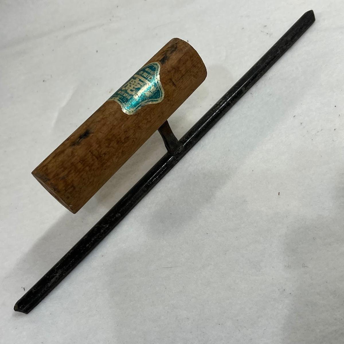 工具　　金鹿中首内丸目地鏝 300mmx幅9mm 型番 300 色 黒 素材 スチール木製ハンドル 仕様 日本 サイズ(cm) 全長300mm内丸9mm 参考定価 0 重さ(kg) 付属品 1個 未使用品。梱包して宅急便でお送りします。 C　O　N　D　I　T　I　O　N 参考ランクは、 状態 Cランク　置き古しサビあり未使用品。傷多し Nランク 新品・未使用品です Sランク 新品同様、どこにも使った形跡がみられない素晴らしい状態です Aランク 使用感が少なく、美しい状態 Bランク 使用感・傷・汚れ多少あり Cランク 使用感がありダメージが目立つ状態 Dランク 難あり、壊れている。我慢して使うことができる程度。 ジャンク 使えない。部品取りや生地として使うことができる程度。 ※補足事項 ・ ・ 弊社はリサイクルショップですのでほとんどの商品は一般顧客様より店頭にて買取させていただいた商品です。したがってユーズド品であることをご理解いただき、神経質な方や、綺麗な状態にこだわる方はご購入をお避け頂き、直営店・量販店にて新品のご購入をお勧めいたします。出品ランクはあくまで参考でございます。ランクを理由としたご返品はお受けいたしかねます。ご了承くださいませ。 ■お取引について 発送方法・送料 ◎購入商品は「宅急便」にて発送させていただきます。 【送料】 ヤマト運輸様(北海道・東北・沖縄は日本郵便様）にて発送させていただきます。 発送は80サイズです。送料は次のとおりです。80サイズ　北海道1750円　東北900円　関東・信越750円　北陸東海700円　関西・中四国650円　九州700円　沖縄1600円 【配送日指定】 配達日指定は、購入のあった日から1週間後までとさせていただきます。 ※一週間以上先のご指定はお受けできません。ご了承ください。 【配達時間帯希望サービス】 指定なし　9:00～12:00　14:00～16:00　16:00～18:00　18:00～20:00　19:00～21:00 【同包】 複数購入された場合の送料は同梱可能ですが大きさによっては別途お見積もりになります。 【発送】 商品の発送は当日正午までに決済確認ができましたら当日発送し指定の地域には翌日のお届けをさせていただきます。 消費税について 購入金額には、消費税10%が含まれています。 お支払いについて 【決済方法】 ●代金引換：手数料（商品代金） 330円（1万円未満）440円（～3万円）660円（～10万円）1100円（～30万円） ●銀行振込（振込先は、楽天銀行とゆうちょ銀行です） ※お振込みの手数料はお客者様のご負担とさせていただきます。 ●クレジット決済 注意事項 ■下記内容に同意の上、ご入札下さいますようお願い申し上げます 　　ネット販売の性質上、パソコン環境・モニターなどの設定・仕様等で　　イメージ写真と実際の商品との色合いが若干異なる場合がございます。 ○ご購入後のキャンセルは等は、一切しておりません。 ○程度に敏感な方、神経質な方は必ず詳しい程度をお問い合わせください。 ○ご注文後、こちらからの連絡に48時間以上お返事が無い場合「お客様都合によるキャンセル」とさせて頂きます。 ○ご購入後、翌日から5営業日以内にお振込みの出来る方のみご注文下さい。 □気になる事がありましたら遠慮なくご質問下さい。 □掲載写真以外の画像もE-mailにてお送りする事が可能です。 □ご質問の返信は、取扱店舗の営業時間内に限ります。 【返品の特約】 ◇商品に欠陥がある場合を除き、返品や交換には応じておりません。 ◇商品に欠陥がある場合には送料当方負担にて、弊社が責任を持って対応させて頂きます。 ◇ご購入時についている付属品が欠品（紛失等）された場合、返品・交換はお受けできません。 ◇尚、商品の性質上、次の場合の返品・交換はお断りさせていただきます。 ・お客様の都合 ・一度ご使用になられた場合 ・イメージ違い（形状違い、大きさなど） ・連絡が無く、3日以上過ぎた場合 ◇お届けした商品がご注文の商品と異なっていた場合や事故等による損傷(不良品)が見られた場合、商品到着後48時間以内に「お電話かE-mail」にて、ご連絡をお願い致します。 【返金について】 ◇返品特約にあるお客様の都合以外の理由で返品となった場合、返金時の振込手数料は弊社にて負担いたします。 ◇銀行振込・代金引換などで、お客様が商品代金をお支払い後に「キャンセル（取消し）」をされた 場合、商品代金の返金はトラブル防止の為「ご購入者様名義への銀行振込」とさせていただきます。 ◇お振込みの際にかかる「手数料（振込手数料等）」は、お客様のご負担とさせていただきます。 ◇返金金額は、手数料を差し引いた商品代金（消費税込み）となります。