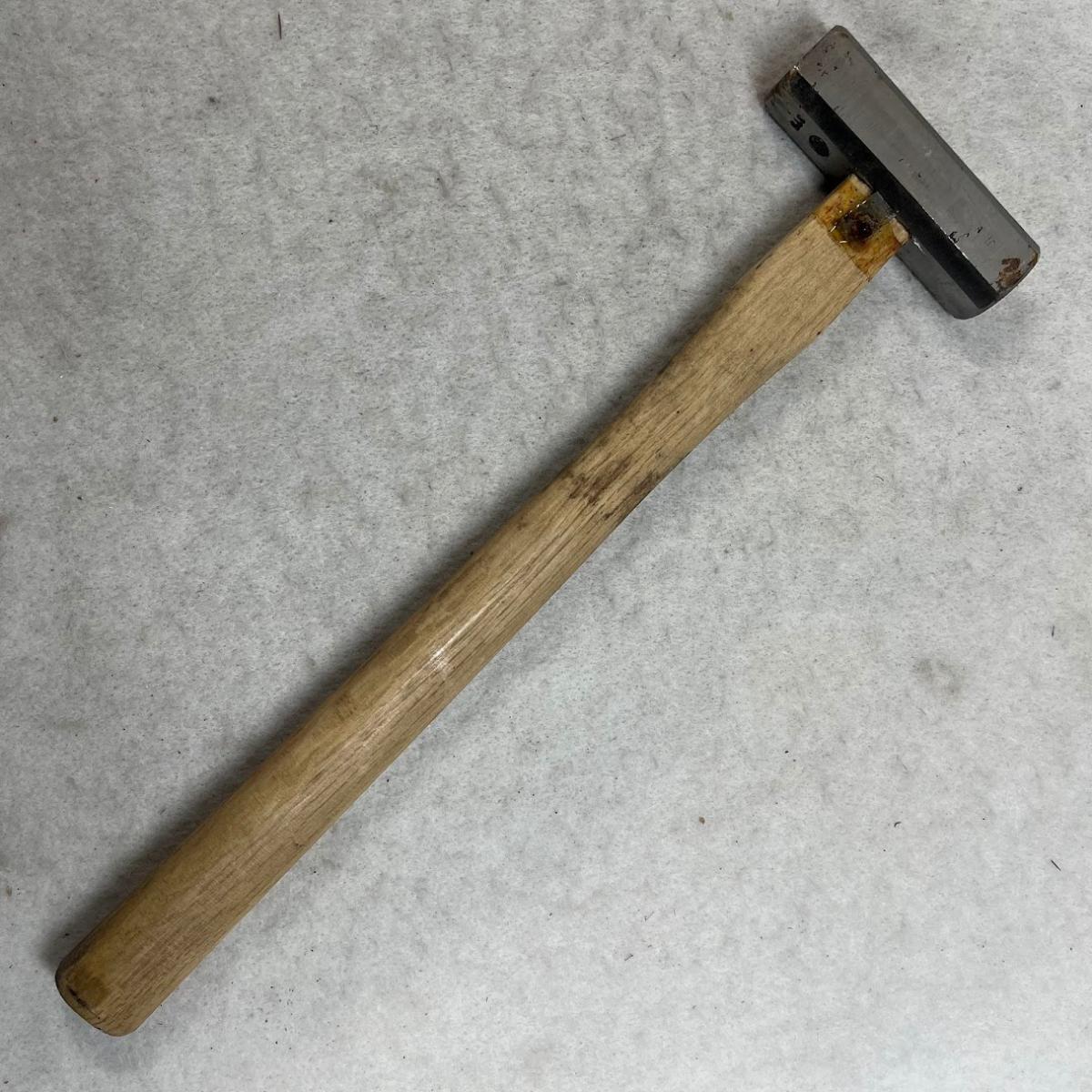 　両口玄能　駒375　450g　全長33センチ　サビあり 型番 色 シルバーナチュラル 素材 鉄・木製ハンドル 仕様 日本 サイズ(cm) 全長33センチ　ハンマー長9＊頭2.3*2.6センチ　450g 参考定価 0 重さ(g) 付属品 1個 未使用品。メール便でお送りします。弊社の商品は1点物が多く在庫限りの出品です。この機会を逃さずお急ぎ、お求めくださいませ。 C　O　N　D　I　T　I　O　N 参考ランクは、 商品状態 中古（新品同様）　サビあり ※補足事項 ・ 弊社はリサイクルショップです。神経質な方や、綺麗な状態にこだわる方はご購入をお避け頂き、直営店・量販店にて新品のご購入をお勧めいたします。出品ランクはあくまで参考でございます。ランクを理由としたご返品はお受けいたしかねます。ご了承くださいませ。 ■お取引について 発送方法・送料 ◎商品は茶封筒にいれ「日本郵便様ゆうパケットもしくはクロネコDM便」にて発送させていただきます。 【送料】 全国一律無料（但し他の商品の同梱は出来ません）ポスト投函になります。 【配送日指定】 配達日のご指定はお受けできません。ご了承ください。 【配達時間帯希望サービス】 　　・時間指定なし 　 【同包】 ※こちらの都合で同梱する場合がございますが他の送料がかかる商品の同梱はお断りします。 【発送】 商品の発送は決済がお済みになってから、当社2営業日以内の発送とさせていただきます。 消費税について 商品金額には、消費税10%が含まれています。 お支払いについて 【決済方法】 ●代金引換できません。代引きご希望の場合は宅急便にて送料を申し受けます。 ●銀行振込（振込先は、楽天銀行とゆうちょ銀行です） ※お振込みの手数料はお客者様のご負担とさせていただきます。 ●クレジット決済 注意事項 ■下記内容に同意の上、ご入札下さいますようお願い申し上げます 　　ネット販売の性質上、パソコン環境・モニターなどの設定・仕様等で　　イメージ写真と実際の商品との色合いが若干異なる場合がございます。 ○ご購入後のキャンセルは等は、一切しておりません。 ○程度に敏感な方、神経質な方は必ず詳しい程度をお問い合わせください。 　○ご注文後、こちらからの連絡に48時間以上お返事が無い場合「お客様都合によるキャンセル」とさせて頂きます。 ○ご購入後、翌日から5営業日以内にお振込みの出来る方のみご注文下さい。 □気になる事がありましたら遠慮なくご質問下さい。 □掲載写真以外の画像もE-mailにてお送りする事が可能です。 □ご質問の返信は、取扱店舗の営業時間内に限ります。 【返品の特約】 ◇商品に欠陥がある場合を除き、返品や交換には応じておりません。 ◇商品に欠陥がある場合には送料当方負担にて、弊社が責任を持って対応させて頂きます。 ◇ご購入時についている付属品が欠品（紛失等）された場合、返品・交換はお受けできません。 ◇尚、商品の性質上、次の場合の返品・交換はお断りさせていただきます。 ・お客様の都合 ・一度ご使用になられた場合 ・イメージ違い（形状違い、大きさなど） ・連絡が無く、3日以上過ぎた場合 ◇お届けした商品がご注文の商品と異なっていた場合や事故等による損傷(不良品)が見られた場合、商品到着後48時間以内に「お電話かE-mail」にて、ご連絡をお願い致します。 【返金について】 ◇返品特約にあるお客様の都合以外の理由で返品となった場合、返金時の振込手数料は弊社にて負担いたします。 ◇銀行振込・代金引換などで、お客様が商品代金をお支払い後に「キャンセル（取消し）」をされた 場合、商品代金の返金はトラブル防止の為「ご購入者様名義への銀行振込」とさせていただきます。 ◇お振込みの際にかかる「手数料（振込手数料等）」は、お客様のご負担とさせていただきます。 ◇返金金額は、手数料を差し引いた商品代金（消費税込み）となります。