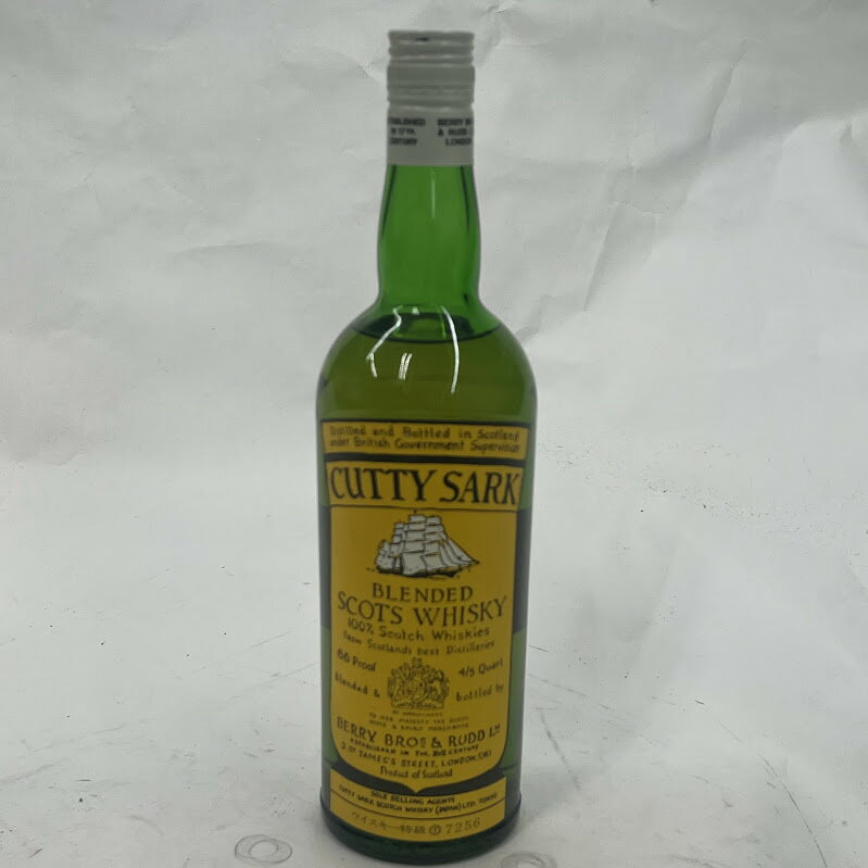 洋酒　　カティサーク 旧ラベル特級760ml43度スコッチウイスキー 内容量 (ml) 760 アルコール度数 43 原産国 イギリス 付属品 なし ※古酒につきコルクが破損しやすいです。慎重に開栓しましてもきっと起こります。コルクは無保証ですのでご理解の上お求め願います。未開封。梱包して宅急便でお送りします。 C　O　N　D　I　T　I　O　N 参考ランクは、 商品状態 （未開封：美品）中古買取品 ※補足事項 ・ ・弊社の商品は1点物が多く在庫限りの出品です。この機会を逃さずお急ぎ、お求めくださいませ。 ・ 弊社はリサイクルショップですのでほとんどの商品は一般顧客様より店頭にて買取させていただいた商品です。したがってユーズド品であることをご理解いただき、神経質な方や、綺麗な状態にこだわる方はご購入をお避け頂き、直営店・量販店にて新品のご購入をお勧めいたします。出品ランクはあくまで参考でございます。ランクを理由としたご返品はお受けいたしかねます。ご了承くださいませ。 ■お取引について 酒類の販売について 未成年者の飲酒は法律で禁じられています。 申込者の方は注文フォームの備考の年齢欄を必ずご記入いただき送信願います。 もしご記入なき場合発送いたしかねますので予めご了承願います。 尚、お電話にて確認させていただく事もございます。 合わせてご了承くださいませ。 発送方法・送料 ◎購入商品は「宅急便」にて発送させていただきます。 【送料】 ヤマト運輸様(北海道・東北・沖縄は日本郵便様）にて発送させていただきます。 送料無料 【配送日指定】 配達日指定は、購入のあった日から1週間後までとさせていただきます。 ※一週間以上先のご指定はお受けできません。ご了承ください。 【配達時間帯希望サービス】 指定なし　9:00～12:00　14:00～16:00　16:00～18:00　18:00～20:00　19:00～21:00 【同包】 複数購入された場合の送料は同梱可能ですが大きさによっては別途お見積もりになります。 【発送】 商品の発送は当日正午までに決済確認ができましたら当日発送し指定の地域には翌日のお届けをさせていただきます。 消費税について 落札金額には、消費税10%が含まれています。 お支払いについて 【決済方法】 ●代金引換：手数料（商品代金） 330円（1万円未満）440円（～3万円）660円（～10万円）1100円（～30万円） ●銀行振込（振込先は、楽天銀行とゆうちょ銀行です） ※お振込みの手数料はお客者様のご負担とさせていただきます。 ●クレジット決済 注意事項 ■下記内容に同意の上、ご入札下さいますようお願い申し上げます 　　ネット販売の性質上、パソコン環境・モニターなどの設定・仕様等で　　イメージ写真と実際の商品との色合いが若干異なる場合がございます。 ○ご購入後のキャンセルは等は、一切しておりません。 ○程度に敏感な方、神経質な方は必ず詳しい程度をお問い合わせください。 　○ご注文後、こちらからの連絡に48時間以上お返事が無い場合「お客様都合によるキャンセル」とさせて頂きます。 ○ご購入後、翌日から5営業日以内にお振込みの出来る方のみご注文下さい。 □気になる事がありましたら遠慮なくご質問下さい。 □掲載写真以外の画像もE-mailにてお送りする事が可能です。 □ご質問の返信は、取扱店舗の営業時間内に限ります。 【返品の特約】 ◇商品に欠陥がある場合を除き、返品や交換には応じておりません。 ◇商品に欠陥がある場合には送料当方負担にて、弊社が責任を持って対応させて頂きます。 ◇ご購入時についている付属品が欠品（紛失等）された場合、返品・交換はお受けできません。 ◇尚、商品の性質上、次の場合の返品・交換はお断りさせていただきます。 ・お客様の都合 ・一度ご使用になられた場合 ・イメージ違い（形状違い、大きさなど） ・連絡が無く、3日以上過ぎた場合 ◇お届けした商品がご注文の商品と異なっていた場合や事故等による損傷(不良品)が見られた場合、商品到着後48時間以内に「お電話かE-mail」にて、ご連絡をお願い致します。 【返金について】 ◇返品特約にあるお客様の都合以外の理由で返品となった場合、返金時の振込手数料は弊社にて負担いたします。 ◇銀行振込・代金引換などで、お客様が商品代金をお支払い後に「キャンセル（取消し）」をされた 場合、商品代金の返金はトラブル防止の為「ご購入者様名義への銀行振込」とさせていただきます。 ◇お振込みの際にかかる「手数料（振込手数料等）」は、お客様のご負担とさせていただきます。 ◇返金金額は、手数料を差し引いた商品代金（消費税込み）となります。
