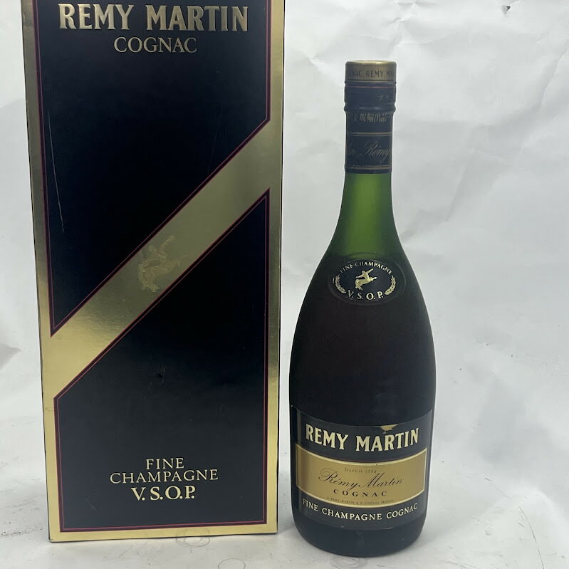 洋酒　　レミーマルタン VSOP 40度 700ml 箱付き　フィーネシャンパーニュ 内容量 (ml) 700 アルコール度数 40 原産国 フランス 付属品 箱 ※古酒につきコルクが破損しやすいです。慎重に開栓しましてもきっと起こります。コルクは無保証ですのでご理解の上お求め願います。未開栓。梱包して宅急便でお送りします。弊社の商品は1点物が多く在庫限りの出品です。この機会を逃さずお急ぎ、お求めくださいませ。 C　O　N　D　I　T　I　O　N 参考ランクは、 商品状態 酒美品 ※補足事項 ・ ・ 弊社はリサイクルショップですのでほとんどの商品は一般顧客様より店頭にて買取させていただいた商品です。したがってユーズド品であることをご理解いただき、神経質な方や、綺麗な状態にこだわる方はご落札をお避け頂き、直営店・量販店にて新品のご落札をお勧めいたします。出品ランクはあくまで参考でございます。ランクを理由としたご返品はお受けいたしかねます。ご了承くださいませ。 ■お取引について 酒類の販売について 未成年者の飲酒は法律で禁じられています。 申込者の方は落札フォームの備考の年齢欄を必ずご記入いただき送信願います。 もしご記入なき場合発送いたしかねますので予めご了承願います。 尚、お電話にて確認させていただく事もございます。 合わせてご了承くださいませ。 発送方法・送料 ◎落札商品は「宅急便」にて発送させていただきます。 【送料】 ヤマト運輸様(北海道・東北・沖縄は日本郵便様）にて発送させていただきます。 送料無料 【配送日指定】 配達日指定は、落札のあった日から1週間後までとさせていただきます。 ※一週間以上先のご指定はお受けできません。ご了承ください。 【配達時間帯希望サービス】 指定なし　9:00～12:00　14:00～16:00　16:00～18:00　18:00～20:00　19:00～21:00 【同包】 複数落札された場合の送料は同梱可能ですが大きさによっては別途お見積もりになります。 【発送】 商品の発送は当日正午までに決済確認ができましたら当日発送し指定の地域には翌日のお届けをさせていただきます。 消費税について 落札金額には、消費税10%が含まれています。 お支払いについて 【決済方法】 ●代金引換：手数料（商品代金） 330円(1万円未満)440円(～3万円)660円(～10万円)1100円(～30万円) ●銀行振込（振込先は、楽天銀行とゆうちょ銀行です） ※お振込みの手数料はお客者様のご負担とさせていただきます。 ●クレジット決済 注意事項 ■下記内容に同意の上、ご入札下さいますようお願い申し上げます 　　ネット販売の性質上、パソコン環境・モニターなどの設定・仕様等で　　イメージ写真と実際の商品との色合いが若干異なる場合がございます。 ○ご落札後のキャンセルは等は、一切しておりません。 ○程度に敏感な方、神経質な方は必ず詳しい程度をお問い合わせください。 　○ご落札後、こちらからの連絡に48時間以上お返事が無い場合「お客様都合によるキャンセル」とさせて頂きます。 ○ご落札後、翌日から5営業日以内にお振込みの出来る方のみご落札下さい。 □気になる事がありましたら遠慮なくご質問下さい。 □掲載写真以外の画像もE-mailにてお送りする事が可能です。 □ご質問の返信は、取扱店舗の営業時間内に限ります。 【返品の特約】 ◇商品に欠陥がある場合を除き、返品や交換には応じておりません。 ◇商品に欠陥がある場合には送料当方負担にて、弊社が責任を持って対応させて頂きます。 ◇ご落札時についている付属品が欠品（紛失等）された場合、返品・交換はお受けできません。 ◇尚、商品の性質上、次の場合の返品・交換はお断りさせていただきます。 ・お客様の都合 ・一度ご使用になられた場合 ・イメージ違い（形状違い、大きさなど） ・連絡が無く、3日以上過ぎた場合 ◇お届けした商品がご落札の商品と異なっていた場合や事故等による損傷(不良品)が見られた場合、商品到着後48時間以内に「お電話かE-mail」にて、ご連絡をお願い致します。 【返金について】 ◇返品特約にあるお客様の都合以外の理由で返品となった場合、返金時の振込手数料は弊社にて負担いたします。 ◇銀行振込・代金引換などで、お客様が商品代金をお支払い後に「キャンセル（取消し）」をされた 場合、商品代金の返金はトラブル防止の為「ご落札者様名義への銀行振込」とさせていただきます。 ◇お振込みの際にかかる「手数料（振込手数料等）」は、お客様のご負担とさせていただきます。 ◇返金金額は、手数料を差し引いた商品代金（消費税込み）となります。