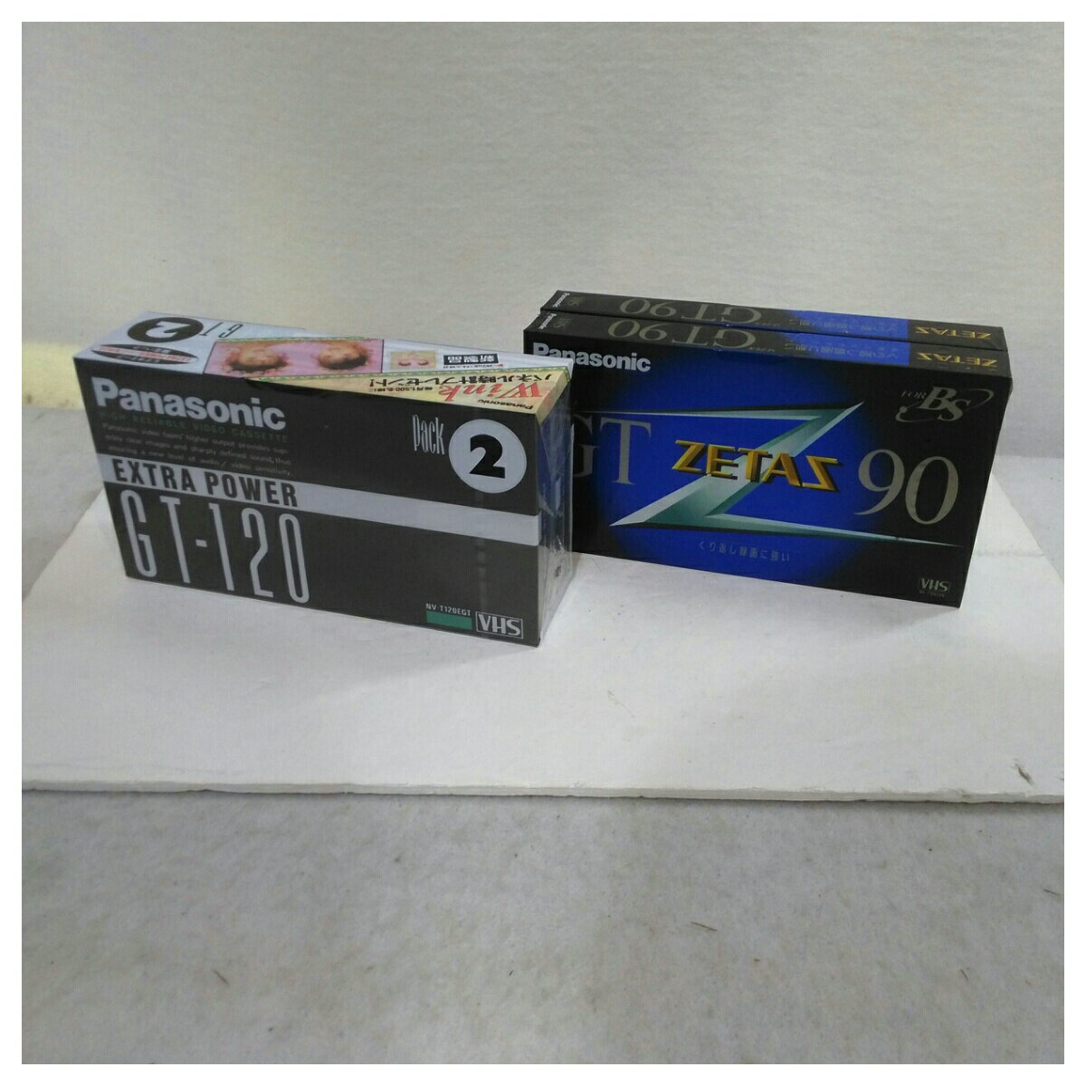 家電　　パナソニック VHSビデオテープ 90分×2、120分×2本セット 型番 NV-T120EGT NV-T90GTN 色 ブラック系 素材 仕様 120分×2、90分×2 サイズ(cm) パックサイズ約W19.0×H11.0×D10.5 参考定価 0 重さ(kg) 付属品 置き古し、未使用品90分×2本、120分2本パックのセットです。　梱包して宅急便でお送りします。弊社の商品は1点物が多く在庫限りの出品です。この機会を逃さずお急ぎ、お求めくださいませ。 C　O　N　D　I　T　I　O　N 参考ランクは、 商品状態 新品 ※補足事項 ・ 繰り返しに強い ・ 弊社はリサイクルショップですのでほとんどの商品は一般顧客様より店頭にて買取させていただいた商品です。したがってユーズド品であることをご理解いただき、神経質な方や、綺麗な状態にこだわる方はご購入をお避け頂き、直営店・量販店にて新品のご購入をお勧めいたします。出品ランクはあくまで参考でございます。ランクを理由としたご返品はお受けいたしかねます。ご了承くださいませ。 ■お取引について 発送方法・送料 ◎購入商品は「宅急便」にて発送させていただきます。 【送料】 ヤマト運輸様(北海道・東北・沖縄は日本郵便様）にて発送させていただきます。 60サイズ　北海道1500円　東北750円　関東・信越600円　北陸東海550円　関西・中四国550円　九州550円　沖縄1350円 【配送日指定】 配達日指定は、購入のあった日から1週間後までとさせていただきます。 ※一週間以上先のご指定はお受けできません。ご了承ください。 【配達時間帯希望サービス】 指定なし　9:00～12:00　14:00～16:00　16:00～18:00　18:00～20:00　19:00～21:00 【同包】 複数購入された場合の送料は同梱可能ですが大きさによっては別途お見積もりになります。 【発送】 商品の発送は当日正午までに決済確認ができましたら当日発送し指定の地域には翌日のお届けをさせていただきます。 消費税について 購入金額には、消費税10%が含まれています。 お支払いについて 【決済方法】 ●代金引換：手数料（商品代金） 330円（1万円未満）440円（～3万円）660円（～10万円）1100円（～30万円） ●銀行振込（振込先は、楽天銀行とゆうちょ銀行です） ※お振込みの手数料はお客者様のご負担とさせていただきます。 ●クレジット決済 注意事項 ■下記内容に同意の上、ご入札下さいますようお願い申し上げます 　　ネット販売の性質上、パソコン環境・モニターなどの設定・仕様等で　　イメージ写真と実際の商品との色合いが若干異なる場合がございます。 ○ご購入後のキャンセルは等は、一切しておりません。 ○程度に敏感な方、神経質な方は必ず詳しい程度をお問い合わせください。 　○ご注文後、こちらからの連絡に48時間以上お返事が無い場合「お客様都合によるキャンセル」とさせて頂きます。 ○ご購入後、翌日から5営業日以内にお振込みの出来る方のみご注文下さい。 □気になる事がありましたら遠慮なくご質問下さい。 □掲載写真以外の画像もE-mailにてお送りする事が可能です。 □ご質問の返信は、取扱店舗の営業時間内に限ります。 【返品の特約】 ◇商品に欠陥がある場合を除き、返品や交換には応じておりません。 ◇商品に欠陥がある場合には送料当方負担にて、弊社が責任を持って対応させて頂きます。 ◇ご購入時についている付属品が欠品（紛失等）された場合、返品・交換はお受けできません。 ◇尚、商品の性質上、次の場合の返品・交換はお断りさせていただきます。 ・お客様の都合 ・一度ご使用になられた場合 ・イメージ違い（形状違い、大きさなど） ・連絡が無く、3日以上過ぎた場合 ◇お届けした商品がご注文の商品と異なっていた場合や事故等による損傷(不良品)が見られた場合、商品到着後48時間以内に「お電話かE-mail」にて、ご連絡をお願い致します。 【返金について】 ◇返品特約にあるお客様の都合以外の理由で返品となった場合、返金時の振込手数料は弊社にて負担いたします。 ◇銀行振込・代金引換などで、お客様が商品代金をお支払い後に「キャンセル（取消し）」をされた 場合、商品代金の返金はトラブル防止の為「ご購入者様名義への銀行振込」とさせていただきます。 ◇お振込みの際にかかる「手数料（振込手数料等）」は、お客様のご負担とさせていただきます。 ◇返金金額は、手数料を差し引いた商品代金（消費税込み）となります。　
