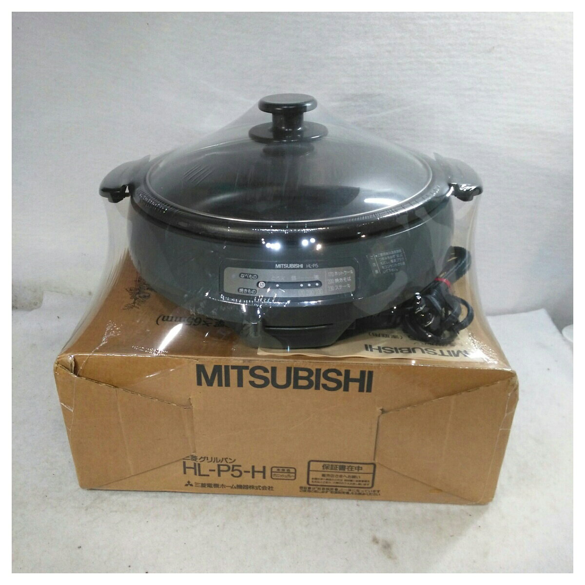 家電　　置き古し 三菱 グリルパン HL-P5-H グレー系 1994年製 型番 HL-P5-H 色 グレー系 素材 仕様 ～230℃、取って付プレート サイズ(cm) 箱サイズ約W36.5×H37.0×D15.0 参考定価 0 重さ(kg) 付属品 取説 置き古し、古い物ですが状態いいです。　梱包して宅急便でお送りします。弊社の商品は1点物が多く在庫限りの出品です。この機会を逃さずお急ぎ、お求めくださいませ。 C　O　N　D　I　T　I　O　N 参考ランクは、 商品状態 Aランク ※補足事項 ・ ホットプレート形状: 丸/正方形タイプ 電気調理鍋タイプ: 汎用電気鍋 ガス直火OKとっ手付プレートは深さ65mm プレートを取り外し、ガスコンロですき焼き調理等可能 ・ 弊社はリサイクルショップですのでほとんどの商品は一般顧客様より店頭にて買取させていただいた商品です。したがってユーズド品であることをご理解いただき、神経質な方や、綺麗な状態にこだわる方はご購入をお避け頂き、直営店・量販店にて新品のご購入をお勧めいたします。出品ランクはあくまで参考でございます。ランクを理由としたご返品はお受けいたしかねます。ご了承くださいませ。 ■お取引について 発送方法・送料 ◎購入商品は「宅急便」にて発送させていただきます。 【送料】 ヤマト運輸様(北海道・東北・沖縄は日本郵便様）にて発送させていただきます。 送料無料 【配送日指定】 配達日指定は、購入のあった日から1週間後までとさせていただきます。 ※一週間以上先のご指定はお受けできません。ご了承ください。 【配達時間帯希望サービス】 指定なし　9:00～12:00　14:00～16:00　16:00～18:00　18:00～20:00　19:00～21:00 【同包】 複数購入された場合の送料は同梱可能ですが大きさによっては別途お見積もりになります。 【発送】 商品の発送は当日正午までに決済確認ができましたら当日発送し指定の地域には翌日のお届けをさせていただきます。 消費税について 購入金額には、消費税10%が含まれています。 お支払いについて 【決済方法】 ●代金引換：手数料（商品代金） 330円（1万円未満）440円（～3万円）660円（～10万円）1100円（～30万円） ●銀行振込（振込先は、楽天銀行とゆうちょ銀行です） ※お振込みの手数料はお客者様のご負担とさせていただきます。 ●クレジット決済 注意事項 ■下記内容に同意の上、ご入札下さいますようお願い申し上げます 　　ネット販売の性質上、パソコン環境・モニターなどの設定・仕様等で　　イメージ写真と実際の商品との色合いが若干異なる場合がございます。 ○ご購入後のキャンセルは等は、一切しておりません。 ○程度に敏感な方、神経質な方は必ず詳しい程度をお問い合わせください。 　○ご注文後、こちらからの連絡に48時間以上お返事が無い場合「お客様都合によるキャンセル」とさせて頂きます。 ○ご購入後、翌日から5営業日以内にお振込みの出来る方のみご注文下さい。 □気になる事がありましたら遠慮なくご質問下さい。 □掲載写真以外の画像もE-mailにてお送りする事が可能です。 □ご質問の返信は、取扱店舗の営業時間内に限ります。 【返品の特約】 ◇商品に欠陥がある場合を除き、返品や交換には応じておりません。 ◇商品に欠陥がある場合には送料当方負担にて、弊社が責任を持って対応させて頂きます。 ◇ご購入時についている付属品が欠品（紛失等）された場合、返品・交換はお受けできません。 ◇尚、商品の性質上、次の場合の返品・交換はお断りさせていただきます。 ・お客様の都合 ・一度ご使用になられた場合 ・イメージ違い（形状違い、大きさなど） ・連絡が無く、3日以上過ぎた場合 ◇お届けした商品がご注文の商品と異なっていた場合や事故等による損傷(不良品)が見られた場合、商品到着後48時間以内に「お電話かE-mail」にて、ご連絡をお願い致します。 【返金について】 ◇返品特約にあるお客様の都合以外の理由で返品となった場合、返金時の振込手数料は弊社にて負担いたします。 ◇銀行振込・代金引換などで、お客様が商品代金をお支払い後に「キャンセル（取消し）」をされた 場合、商品代金の返金はトラブル防止の為「ご購入者様名義への銀行振込」とさせていただきます。 ◇お振込みの際にかかる「手数料（振込手数料等）」は、お客様のご負担とさせていただきます。 ◇返金金額は、手数料を差し引いた商品代金（消費税込み）となります。 類似商品はこちら置き古し サンヨー 電気グリル鍋 HPS-CT3,980円置き古し・本体のみ ナショナル 電気グリル鍋 3,980円レトロ・置き古し 丸山技研 着脱式グリルパン 3,980円置き古し 丸山技研 電気グリルパン Anna 3,980円レトロ・置き古し 箱無し 杉山金属 電気グリル2,980円レトロ・置き古し 本体のみ シャープ 遠赤ホッ5,980円置き古し・本体のみ コイズミ スチームアイロン1,980円箱ダメージあり タイガー魔法瓶 グリル鍋 CQ6,980円置き古し ナショナル 4杯用 コーヒーメーカー3,980円2026/10/01 更新