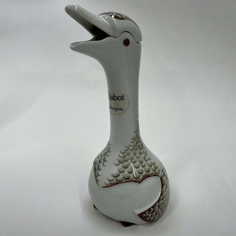 洋酒　　シャボー XO ホワイトグース 750ml (オールドボトル) 内容量 (ml) 750 アルコール度数 40 原産国 フランス 付属品 蓋替え栓 ※古酒につきコルクが破損しやすいです。慎重に開栓しましてもきっと起こります。コルクは無保証ですのでご理解の上お求め願います。未開栓。梱包の上宅急便でお送りします。弊社の商品は1点物が多く在庫限りの出品です。この機会を逃さずお急ぎ、お求めくださいませ。 C　O　N　D　I　T　I　O　N 参考ランクは、 商品状態 （未開封：美品）中古買取品 ※補足事項 ・ ・ 弊社はリサイクルショップですのでほとんどの商品は一般顧客様より店頭にて買取させていただいた商品です。したがってユーズド品であることをご理解いただき、神経質な方や、綺麗な状態にこだわる方はご落札をお避け頂き、直営店・量販店にて新品のご落札をお勧めいたします。出品ランクはあくまで参考でございます。ランクを理由としたご返品はお受けいたしかねます。ご了承くださいませ。 ■お取引について 酒類の販売について 未成年者の飲酒は法律で禁じられています。 申込者の方は落札フォームの備考の年齢欄を必ずご記入いただき送信願います。 もしご記入なき場合発送いたしかねますので予めご了承願います。 尚、お電話にて確認させていただく事もございます。 合わせてご了承くださいませ。 発送方法・送料 ◎落札商品は「宅急便」にて発送させていただきます。 【送料】 ヤマト運輸様(北海道・東北・沖縄は日本郵便様）にて発送させていただきます。 送料無料 【配送日指定】 配達日指定は、落札のあった日から1週間後までとさせていただきます。 ※一週間以上先のご指定はお受けできません。ご了承ください。 【配達時間帯希望サービス】 指定なし　9:00～12:00　14:00～16:00　16:00～18:00　18:00～20:00　19:00～21:00 【同包】 複数落札された場合の送料は同梱可能ですが大きさによっては別途お見積もりになります。 【発送】 商品の発送は当日正午までに決済確認ができましたら当日発送し指定の地域には翌日のお届けをさせていただきます。 消費税について 落札金額には、消費税10%が含まれています。 お支払いについて 【決済方法】 ●代金引換：手数料（商品代金） 330円(1万円未満)440円(～3万円)660円(～10万円)1100円(～30万円) ●銀行振込（振込先は、楽天銀行とゆうちょ銀行です） ※お振込みの手数料はお客者様のご負担とさせていただきます。 ●クレジット決済 注意事項 ■下記内容に同意の上、ご入札下さいますようお願い申し上げます 　　ネット販売の性質上、パソコン環境・モニターなどの設定・仕様等で　　イメージ写真と実際の商品との色合いが若干異なる場合がございます。 ○ご落札後のキャンセルは等は、一切しておりません。 ○程度に敏感な方、神経質な方は必ず詳しい程度をお問い合わせください。 　○ご落札後、こちらからの連絡に48時間以上お返事が無い場合「お客様都合によるキャンセル」とさせて頂きます。 ○ご落札後、翌日から5営業日以内にお振込みの出来る方のみご落札下さい。 □気になる事がありましたら遠慮なくご質問下さい。 □掲載写真以外の画像もE-mailにてお送りする事が可能です。 □ご質問の返信は、取扱店舗の営業時間内に限ります。 【返品の特約】 ◇商品に欠陥がある場合を除き、返品や交換には応じておりません。 ◇商品に欠陥がある場合には送料当方負担にて、弊社が責任を持って対応させて頂きます。 ◇ご落札時についている付属品が欠品（紛失等）された場合、返品・交換はお受けできません。 ◇尚、商品の性質上、次の場合の返品・交換はお断りさせていただきます。 ・お客様の都合 ・一度ご使用になられた場合 ・イメージ違い（形状違い、大きさなど） ・連絡が無く、3日以上過ぎた場合 ◇お届けした商品がご落札の商品と異なっていた場合や事故等による損傷(不良品)が見られた場合、商品到着後48時間以内に「お電話かE-mail」にて、ご連絡をお願い致します。 【返金について】 ◇返品特約にあるお客様の都合以外の理由で返品となった場合、返金時の振込手数料は弊社にて負担いたします。 ◇銀行振込・代金引換などで、お客様が商品代金をお支払い後に「キャンセル（取消し）」をされた 場合、商品代金の返金はトラブル防止の為「ご落札者様名義への銀行振込」とさせていただきます。 ◇お振込みの際にかかる「手数料（振込手数料等）」は、お客様のご負担とさせていただきます。 ◇返金金額は、手数料を差し引いた商品代金（消費税込み）となります。 類似商品はこちらシャボー XO ホワイトグース 750ml 7,980円シャボー XO ホワイトグース 750ml ア7,980円シャボー金グースXOリモージュアルマニャック79,980円シャボー 青グース XO リモージュアルマニャ12,800円カミュ XO ロングネック 700ml19,800円アルマニャック サンペ エクストラ 750ml4,980円サントリー オールド 旧ボトル 43度 7502,480円サントリー オールド 旧ボトル 43度 7502,480円フィンドレイター ファイネスト 5年 750m4,980円2026/08/02 更新