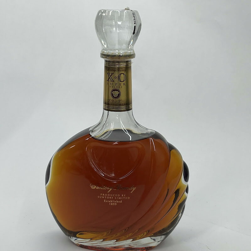 洋酒　　サントリーX・Oスーパーデラックス700ml40度※エンブレム欠損 内容量 (ml) 700 アルコール度数 40 原産国 国産 付属品 ※古酒につきコルクが破損しやすいです。慎重に開栓しましてもきっと起こります。コルクは無保証ですのでご理解の上お求め願います。未開栓。梱包の上宅急便でお送りします。弊社の商品は1点物が多く在庫限りの出品です。この機会を逃さずお急ぎ、お求めくださいませ。 C　O　N　D　I　T　I　O　N 参考ランクは、 商品状態 酒美品 ※補足事項 ・ ・ 弊社はリサイクルショップですのでほとんどの商品は一般顧客様より店頭にて買取させていただいた商品です。したがってユーズド品であることをご理解いただき、神経質な方や、綺麗な状態にこだわる方はご購入をお避け頂き、直営店・量販店にて新品のご購入をお勧めいたします。出品ランクはあくまで参考でございます。ランクを理由としたご返品はお受けいたしかねます。ご了承くださいませ。 ■お取引について 酒類の販売について 未成年者の飲酒は法律で禁じられています。 申込者の方は注文フォームの備考の年齢欄を必ずご記入いただき送信願います。 もしご記入なき場合発送いたしかねますので予めご了承願います。 尚、お電話にて確認させていただく事もございます。 合わせてご了承くださいませ。 発送方法・送料 ◎購入商品は「宅急便」にて発送させていただきます。 【送料】 ヤマト運輸様(北海道・東北・沖縄は日本郵便様）にて発送させていただきます。（3980円以上は送料無料） 送料無料 【配送日指定】 配達日指定は、購入のあった日から1週間後までとさせていただきます。 ※一週間以上先のご指定はお受けできません。ご了承ください。 【配達時間帯希望サービス】 指定なし　9:00～12:00　14:00～16:00　16:00～18:00　18:00～20:00　19:00～21:00 【同包】 複数購入された場合の送料は同梱可能ですが大きさによっては別途お見積もりになります。 【発送】 商品の発送は当日正午までに決済確認ができましたら当日発送し指定の地域には翌日のお届けをさせていただきます。 消費税について 購入金額には、消費税10%が含まれています。 お支払いについて 【決済方法】 ●代金引換：手数料（商品代金） 330円(1万円未満)440円(～3万円)660円(～10万円)1100円(～30万円) ●銀行振込（振込先は、楽天銀行とゆうちょ銀行です） ※お振込みの手数料はお客者様のご負担とさせていただきます。 ●クレジット決済 注意事項 ■下記内容に同意の上、ご入札下さいますようお願い申し上げます 　　ネット販売の性質上、パソコン環境・モニターなどの設定・仕様等で　　イメージ写真と実際の商品との色合いが若干異なる場合がございます。 ○ご購入後のキャンセルは等は、一切しておりません。 ○程度に敏感な方、神経質な方は必ず詳しい程度をお問い合わせください。 　○ご注文後、こちらからの連絡に48時間以上お返事が無い場合「お客様都合によるキャンセル」とさせて頂きます。 ○ご購入後、翌日から5営業日以内にお振込みの出来る方のみご注文下さい。 □気になる事がありましたら遠慮なくご質問下さい。 □掲載写真以外の画像もE-mailにてお送りする事が可能です。 □ご質問の返信は、取扱店舗の営業時間内に限ります。 【返品の特約】 ◇商品に欠陥がある場合を除き、返品や交換には応じておりません。 ◇商品に欠陥がある場合には送料当方負担にて、弊社が責任を持って対応させて頂きます。 ◇ご購入時についている付属品が欠品（紛失等）された場合、返品・交換はお受けできません。 ◇尚、商品の性質上、次の場合の返品・交換はお断りさせていただきます。 ・お客様の都合 ・一度ご使用になられた場合 ・イメージ違い（形状違い、大きさなど） ・連絡が無く、3日以上過ぎた場合 ◇お届けした商品がご注文の商品と異なっていた場合や事故等による損傷(不良品)が見られた場合、商品到着後48時間以内に「お電話かE-mail」にて、ご連絡をお願い致します。 【返金について】 ◇返品特約にあるお客様の都合以外の理由で返品となった場合、返金時の振込手数料は弊社にて負担いたします。 ◇銀行振込・代金引換などで、お客様が商品代金をお支払い後に「キャンセル（取消し）」をされた 場合、商品代金の返金はトラブル防止の為「ご購入者様名義への銀行振込」とさせていただきます。 ◇お振込みの際にかかる「手数料（振込手数料等）」は、お客様のご負担とさせていただきます。 ◇返金金額は、手数料を差し引いた商品代金（消費税込み）となります。 類似商品はこちらサントリーブランデーXOデラックス700ml44,980円Suntory Brandy ブランデーX・O5,980円サントリー ブランデー V S O 40度 73,980円ブランデー サントリーブランデーX・O エクス4,980円サントリー メリークリスマス ソリ 陶器 708,980円サントリーブランデー ノーブルドール 40度 19,800円サントリーブランデーV.S.O.P. フロステ2,980円サントリーブランデーVSOP700ml40度リ2,980円エンペラドール ブランデー　スパニッシュエディ2,980円2026/08/01 更新