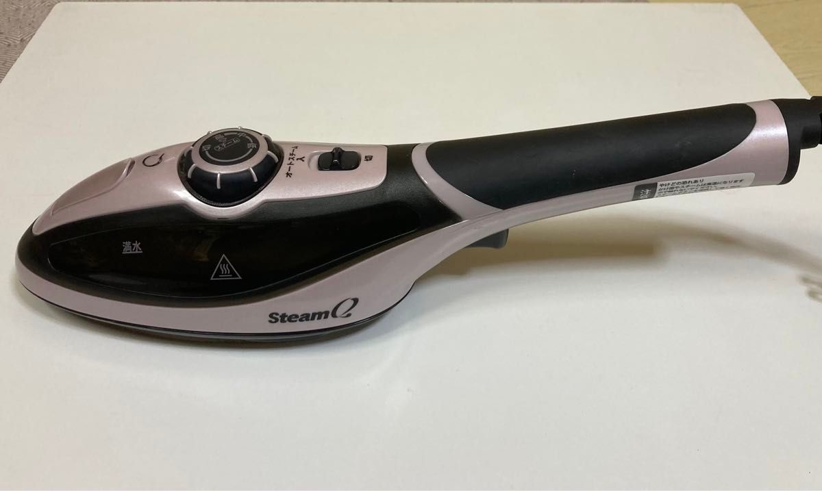 家電　　スマイル SteamQ パワフルハンディスチーマー SE4874-FP フレッシュピンク 型番 SE4874-FP 色 フレッシュピンク 素材 仕様 タンク：100ml サイズ(cm) 箱サイズ約W37.0×H9.5×D12.7 参考定価 0 重さ(kg) 0.600 付属品 取説、給水カップ、スタンド、収納袋 中古品ですが状態いいです。　梱包して宅急便でお送りします。弊社の商品は1点物が多く在庫限りの出品です。この機会を逃さずお急ぎ、お求めくださいませ。 C　O　N　D　I　T　I　O　N 参考ランクは、 商品状態 Aランク ※補足事項 ・ ・ 弊社はリサイクルショップですのでほとんどの商品は一般顧客様より店頭にて買取させていただいた商品です。したがってユーズド品であることをご理解いただき、神経質な方や、綺麗な状態にこだわる方はご購入をお避け頂き、直営店・量販店にて新品のご購入をお勧めいたします。出品ランクはあくまで参考でございます。ランクを理由としたご返品はお受けいたしかねます。ご了承くださいませ。 ■お取引について 発送方法・送料 ◎購入商品は「宅急便」にて発送させていただきます。 【送料】 ヤマト運輸様(北海道・東北・沖縄は日本郵便様）にて発送させていただきます。 発送は80サイズです。送料は次のとおりです。80サイズ　北海道1750円　東北900円　関東・信越750円　北陸東海700円　関西・中四国650円　九州700円　沖縄1600円 【配送日指定】 配達日指定は、購入のあった日から1週間後までとさせていただきます。 ※一週間以上先のご指定はお受けできません。ご了承ください。 【配達時間帯希望サービス】 指定なし　9:00～12:00　14:00～16:00　16:00～18:00　18:00～20:00　19:00～21:00 【同包】 複数購入された場合の送料は同梱可能ですが大きさによっては別途お見積もりになります。 【発送】 商品の発送は当日正午までに決済確認ができましたら当日発送し指定の地域には翌日のお届けをさせていただきます。 消費税について 購入金額には、消費税10%が含まれています。 お支払いについて 【決済方法】 ●代金引換：手数料（商品代金） 330円（1万円未満）440円（～3万円）660円（～10万円）1100円（～30万円） ●銀行振込（振込先は、楽天銀行とゆうちょ銀行です） ※お振込みの手数料はお客者様のご負担とさせていただきます。 ●クレジット決済 注意事項 ■下記内容に同意の上、ご入札下さいますようお願い申し上げます 　　ネット販売の性質上、パソコン環境・モニターなどの設定・仕様等で　　イメージ写真と実際の商品との色合いが若干異なる場合がございます。 ○ご購入後のキャンセルは等は、一切しておりません。 ○程度に敏感な方、神経質な方は必ず詳しい程度をお問い合わせください。 　○ご注文後、こちらからの連絡に48時間以上お返事が無い場合「お客様都合によるキャンセル」とさせて頂きます。 ○ご購入後、翌日から5営業日以内にお振込みの出来る方のみご注文下さい。 □気になる事がありましたら遠慮なくご質問下さい。 □掲載写真以外の画像もE-mailにてお送りする事が可能です。 □ご質問の返信は、取扱店舗の営業時間内に限ります。 【返品の特約】 ◇商品に欠陥がある場合を除き、返品や交換には応じておりません。 ◇商品に欠陥がある場合には送料当方負担にて、弊社が責任を持って対応させて頂きます。 ◇ご購入時についている付属品が欠品（紛失等）された場合、返品・交換はお受けできません。 ◇尚、商品の性質上、次の場合の返品・交換はお断りさせていただきます。 ・お客様の都合 ・一度ご使用になられた場合 ・イメージ違い（形状違い、大きさなど） ・連絡が無く、3日以上過ぎた場合 ◇お届けした商品がご注文の商品と異なっていた場合や事故等による損傷(不良品)が見られた場合、商品到着後48時間以内に「お電話かE-mail」にて、ご連絡をお願い致します。 【返金について】 ◇返品特約にあるお客様の都合以外の理由で返品となった場合、返金時の振込手数料は弊社にて負担いたします。 ◇銀行振込・代金引換などで、お客様が商品代金をお支払い後に「キャンセル（取消し）」をされた 場合、商品代金の返金はトラブル防止の為「ご購入者様名義への銀行振込」とさせていただきます。 ◇お振込みの際にかかる「手数料（振込手数料等）」は、お客様のご負担とさせていただきます。 ◇返金金額は、手数料を差し引いた商品代金（消費税込み）となります。 類似商品はこちら共栄 ハンディスチーマー ブルー KSB-161,480円ニトリ 2WAY ハンディスチーマー BG-51,980円置き古し コイズミ コードレス スチームアイロ2,980円本体・ケースのみ パナソニック コードレスアイ3,980円フレッシュカーネーション造花ピンク花5蕾3　6300円ナカバヤシ 手帳 2026 ノートダイアリー 580円本体のみ 東芝 スチームアイロン TA-CX22,480円本体のみ コードレススチームアイロン TA-F3,980円本体・ケースのみ 日立 コードレススチームアイ2,980円2026/08/04 更新