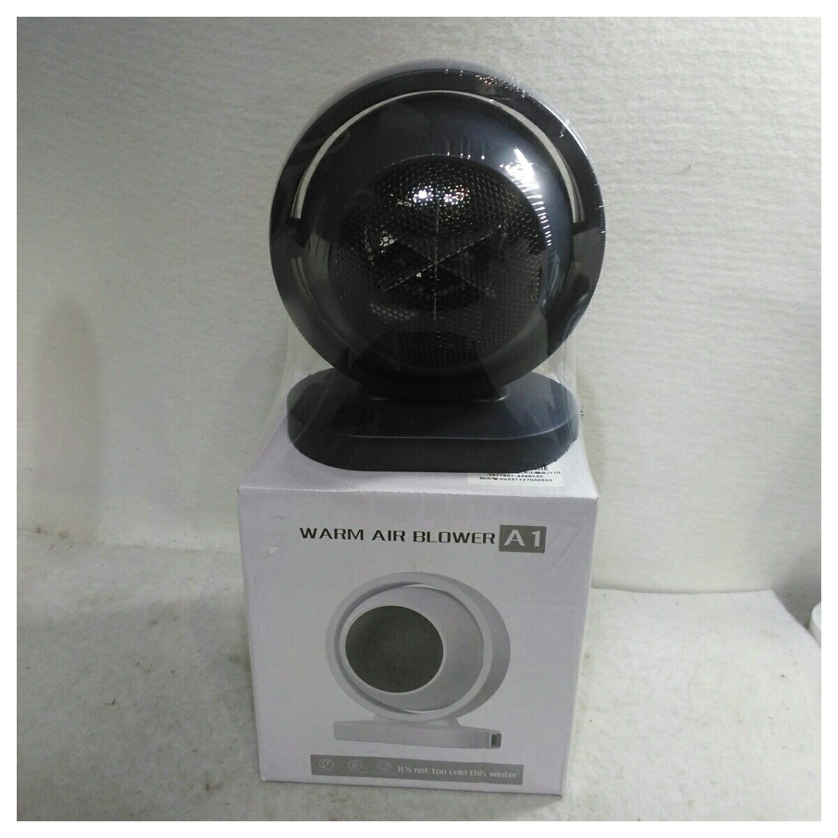 家電　　WARM AIR BLOWER A1 温風ヒーター 50Hz東日本専用 ブラック系 型番 A1 色 ブラック系 素材 仕様 50Hz東日本専用 サイズ(cm) 箱サイズ約W18.5×H21.0×D14.5 参考定価 0 重さ(kg) 付属品 中古品ですが状態いいです。50Hz東日本専用モデルになります。　梱包して宅急便でお送りします。弊社の商品は1点物が多く在庫限りの出品です。この機会を逃さずお急ぎ、お求めくださいませ。 C　O　N　D　I　T　I　O　N 参考ランクは、 商品状態 Aランク ※補足事項 ・ 運転音は最大でも約38dBの静音設計。就寝時、読書やお仕事中等で集中したい時にもおすすめです。省エネでも暖かいミニヒーター！他の暖房器具と比べて、消費電力が比較的少なく、電気代が安く済むのも一人暮らしにぴったり。ボディはV0級難燃安全素材を採用。足元設置に嬉しい「転倒時自動停止機能」や「過熱防止機能」を搭載、速暖性と安全性を両立した電気ファンヒーターです。 ・ 弊社はリサイクルショップですのでほとんどの商品は一般顧客様より店頭にて買取させていただいた商品です。したがってユーズド品であることをご理解いただき、神経質な方や、綺麗な状態にこだわる方はご購入をお避け頂き、直営店・量販店にて新品のご購入をお勧めいたします。出品ランクはあくまで参考でございます。ランクを理由としたご返品はお受けいたしかねます。ご了承くださいませ。 ■お取引について 発送方法・送料 ◎購入商品は「宅急便」にて発送させていただきます。 【送料】 ヤマト運輸様(北海道・東北・沖縄は日本郵便様）にて発送させていただきます。 【配送日指定】 配達日指定は、購入のあった日から1週間後までとさせていただきます。 ※一週間以上先のご指定はお受けできません。ご了承ください。 【配達時間帯希望サービス】 指定なし　9:00～12:00　14:00～16:00　16:00～18:00　18:00～20:00　19:00～21:00 【同包】 複数購入された場合の送料は同梱可能ですが大きさによっては別途お見積もりになります。 【発送】 商品の発送は当日正午までに決済確認ができましたら当日発送し指定の地域には翌日のお届けをさせていただきます。 消費税について 購入金額には、消費税10%が含まれています。 お支払いについて 【決済方法】 ●代金引換：手数料（商品代金） 330円（1万円未満）440円（～3万円）660円（～10万円）1100円（～30万円） ●銀行振込（振込先は、楽天銀行とゆうちょ銀行です） ※お振込みの手数料はお客者様のご負担とさせていただきます。 ●クレジット決済 注意事項 ■下記内容に同意の上、ご入札下さいますようお願い申し上げます 　　ネット販売の性質上、パソコン環境・モニターなどの設定・仕様等で　　イメージ写真と実際の商品との色合いが若干異なる場合がございます。 ○ご購入後のキャンセルは等は、一切しておりません。 ○程度に敏感な方、神経質な方は必ず詳しい程度をお問い合わせください。 　○ご注文後、こちらからの連絡に48時間以上お返事が無い場合「お客様都合によるキャンセル」とさせて頂きます。 ○ご購入後、翌日から5営業日以内にお振込みの出来る方のみご注文下さい。 □気になる事がありましたら遠慮なくご質問下さい。 □掲載写真以外の画像もE-mailにてお送りする事が可能です。 □ご質問の返信は、取扱店舗の営業時間内に限ります。 【返品の特約】 ◇商品に欠陥がある場合を除き、返品や交換には応じておりません。 ◇商品に欠陥がある場合には送料当方負担にて、弊社が責任を持って対応させて頂きます。 ◇ご購入時についている付属品が欠品（紛失等）された場合、返品・交換はお受けできません。 ◇尚、商品の性質上、次の場合の返品・交換はお断りさせていただきます。 ・お客様の都合 ・一度ご使用になられた場合 ・イメージ違い（形状違い、大きさなど） ・連絡が無く、3日以上過ぎた場合 ◇お届けした商品がご注文の商品と異なっていた場合や事故等による損傷(不良品)が見られた場合、商品到着後48時間以内に「お電話かE-mail」にて、ご連絡をお願い致します。 【返金について】 ◇返品特約にあるお客様の都合以外の理由で返品となった場合、返金時の振込手数料は弊社にて負担いたします。 ◇銀行振込・代金引換などで、お客様が商品代金をお支払い後に「キャンセル（取消し）」をされた 場合、商品代金の返金はトラブル防止の為「ご購入者様名義への銀行振込」とさせていただきます。 ◇お振込みの際にかかる「手数料（振込手数料等）」は、お客様のご負担とさせていただきます。 ◇返金金額は、手数料を差し引いた商品代金（消費税込み）となります。 類似商品はこちらセラミックヒーター ブラック DH-QN022,980円本体のみ イズミ セラミックファンヒーター C4,980円使用感あり ワールドリンク セラミックヒーター980円リトルデビルヒーター 小型ポータブル電気ヒータ1,980円Benicci タワー型 セラミックヒーター 4,980円箱無し タワー型 セラミックヒーター リモコン7,980円本体のみ ダイニチ 加湿セラミックファンヒータ7,980円シャープ 加湿セラミックファンヒーター プラズ6,980円アイリスオーヤマ 人感センサー付 セラミックフ4,980円2026/08/06 更新