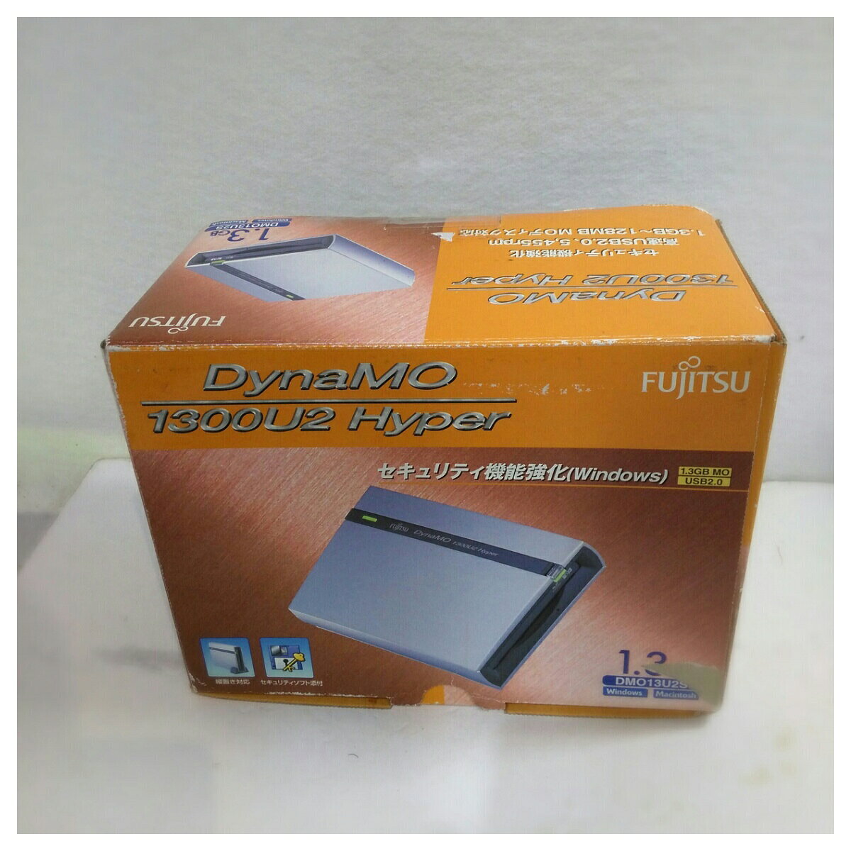 家電　　富士通 MOドライブ 1.3GB 3.5インチ DynaMO 1300U2 Hyper DMO13U2S 型番 DMO13U2S 色 シルバー系 素材 仕様 対応メディア:3.5インチMO　1.3GB/640MB/230MB サイズ(cm) 箱サイズ約W23.5×H18.0×D12.5 参考定価 0 重さ(kg) 0.530 付属品 ACアダプター、USBケーブル、スタンド 中古品です、本体・ACアダプター・USBケーブル・スタンド・箱のセットです。取説・CD-ROM等他の付属品は欠品です。　梱包して宅急便でお送りします。弊社の商品は1点物が多く在庫限りの出品です。この機会を逃さずお急ぎ、お求めくださいませ。 C　O　N　D　I　T　I　O　N 参考ランクは、 商品状態 Aランク ※補足事項 ・ 型番:DynaMO 1300U2 Hyper 型名:DMO13U2S/DMO-1300U2 P/N:CA06366-E064/CA06366-E061 対応メディア:3.5インチMO 　1.3GB/640MB/230MB インターフェース:USB 2.0 ・ 弊社はリサイクルショップですのでほとんどの商品は一般顧客様より店頭にて買取させていただいた商品です。したがってユーズド品であることをご理解いただき、神経質な方や、綺麗な状態にこだわる方はご購入をお避け頂き、直営店・量販店にて新品のご購入をお勧めいたします。出品ランクはあくまで参考でございます。ランクを理由としたご返品はお受けいたしかねます。ご了承くださいませ。 ■お取引について 発送方法・送料 ◎購入商品は「宅急便」にて発送させていただきます。 【送料】 ヤマト運輸様(北海道・東北・沖縄は日本郵便様）にて発送させていただきます。 送料無料 【配送日指定】 配達日指定は、購入のあった日から1週間後までとさせていただきます。 ※一週間以上先のご指定はお受けできません。ご了承ください。 【配達時間帯希望サービス】 指定なし　9:00～12:00　14:00～16:00　16:00～18:00　18:00～20:00　19:00～21:00 【同包】 複数購入された場合の送料は同梱可能ですが大きさによっては別途お見積もりになります。 【発送】 商品の発送は当日正午までに決済確認ができましたら当日発送し指定の地域には翌日のお届けをさせていただきます。 消費税について 購入金額には、消費税10%が含まれています。 お支払いについて 【決済方法】 ●代金引換：手数料（商品代金） 330円（1万円未満）440円（～3万円）660円（～10万円）1100円（～30万円） ●銀行振込（振込先は、楽天銀行とゆうちょ銀行です） ※お振込みの手数料はお客者様のご負担とさせていただきます。 ●クレジット決済 注意事項 ■下記内容に同意の上、ご入札下さいますようお願い申し上げます 　　ネット販売の性質上、パソコン環境・モニターなどの設定・仕様等で　　イメージ写真と実際の商品との色合いが若干異なる場合がございます。 ○ご購入後のキャンセルは等は、一切しておりません。 ○程度に敏感な方、神経質な方は必ず詳しい程度をお問い合わせください。 　○ご注文後、こちらからの連絡に48時間以上お返事が無い場合「お客様都合によるキャンセル」とさせて頂きます。 ○ご購入後、翌日から5営業日以内にお振込みの出来る方のみご注文下さい。 □気になる事がありましたら遠慮なくご質問下さい。 □掲載写真以外の画像もE-mailにてお送りする事が可能です。 □ご質問の返信は、取扱店舗の営業時間内に限ります。 【返品の特約】 ◇商品に欠陥がある場合を除き、返品や交換には応じておりません。 ◇商品に欠陥がある場合には送料当方負担にて、弊社が責任を持って対応させて頂きます。 ◇ご購入時についている付属品が欠品（紛失等）された場合、返品・交換はお受けできません。 ◇尚、商品の性質上、次の場合の返品・交換はお断りさせていただきます。 ・お客様の都合 ・一度ご使用になられた場合 ・イメージ違い（形状違い、大きさなど） ・連絡が無く、3日以上過ぎた場合 ◇お届けした商品がご注文の商品と異なっていた場合や事故等による損傷(不良品)が見られた場合、商品到着後48時間以内に「お電話かE-mail」にて、ご連絡をお願い致します。 【返金について】 ◇返品特約にあるお客様の都合以外の理由で返品となった場合、返金時の振込手数料は弊社にて負担いたします。 ◇銀行振込・代金引換などで、お客様が商品代金をお支払い後に「キャンセル（取消し）」をされた 場合、商品代金の返金はトラブル防止の為「ご購入者様名義への銀行振込」とさせていただきます。 ◇お振込みの際にかかる「手数料（振込手数料等）」は、お客様のご負担とさせていただきます。 ◇返金金額は、手数料を差し引いた商品代金（消費税込み）となります。 類似商品はこちらHP Elite x2 G4 Tablet 134,800円富士通ノートパソコン　第7世代インテル　セレロ7,980円富士フイルム 3.5インチ MOディスク 643,980円パソコン 富士通 LIFEBOOK A551024,800円レノボ・ジャパン 20J10038JP Thi14,800円パナソニックLets noteMX5 CF-M7,980円中古パソコン 富士通 ESPRIMO D58824,800円3.5HDDはい~るKIT USBライト NV2,981円アサヒ　圧着端子　P1.25 P2 1.25-1,980円2026/08/30 更新
