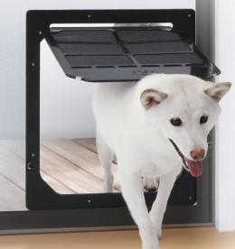 名称 網戸用犬猫出入り口 用途網戸に取り付けるペットドア 品番 PD1923（猫・小型犬用） 寸法 外形寸法　縦23cm× 横19cm開口寸法　縦17cm× 横15cm 材質 ABS、ポリエステル、ネオジウム磁石、スチール、ステンレス 総重量約250g カラーダークブロンズ 取り付けに必要な道具カッターナイフ、ドライバー（2 番） ※沖縄及び離島は、送料無料の商品に関しましても別途運賃がかかりますのでご了承ください。