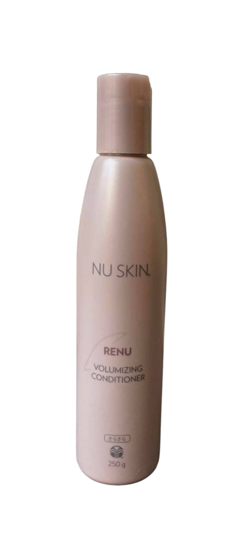 ■ メーカー 【NUSKIN】ニュースキン ■ 商品名 レニューボリュ―マイジングコンディショナーさらさら ■ 内容量 250g ■ 商品説明 ボリュームのある髪に整えるコンディショナー。ボリュームのあるさらツヤ髪に仕上げます。日々のダメージやカラーなどで傷んだ髪をしっとりと整えます。 ※詳しくはメーカーのホームページをご覧ください。 ■ 備考 ※ご注文後のキャンセルはお受けいたしませんので、ご了承ください。※メーカーのリニューアルに伴いパッケージ等変更となる場合がございます。 ■ 製造国 日本製 ■ 商品区分 化粧品 ■ 広告文責 株式会社LOOP　TEL:052-842-9477　