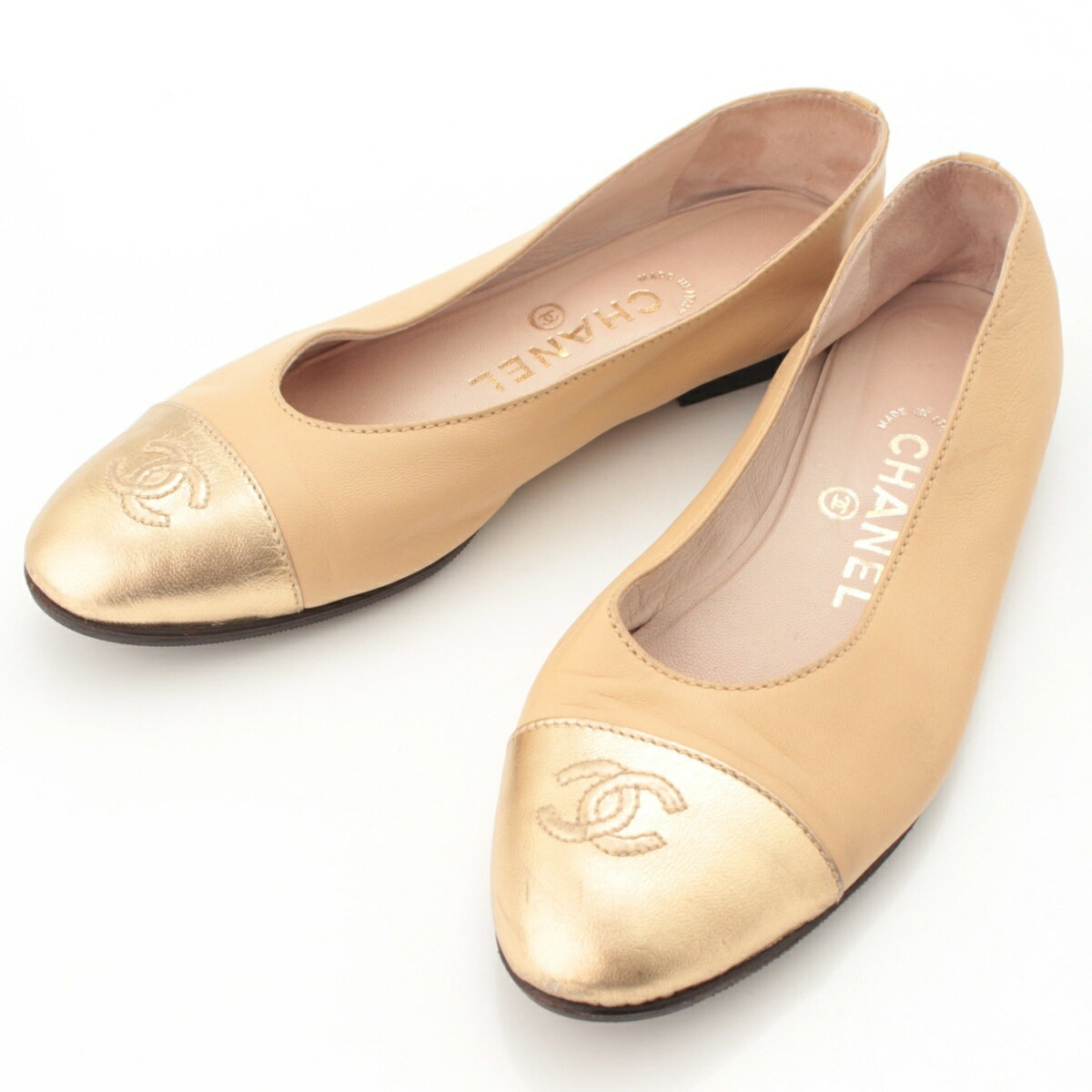 【シャネル】Chanel　ココマーク キャップトゥ レザー フラットシューズ パンプス ベージュ×ゴールド 36 1/2 【中古】【鑑定済・正規品保証】64104のサムネイル