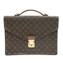 商品情報 ブランド ルイヴィトン LV Louis Vuitton 名称 ポルトドキュマン 品番 M53338 シリアル/製造No 8912CT 商品カテゴリ ハンドバッグ 2WAYバッグ ビジネスバッグ ブリーフケース 素材 レザー デザイン モノグラム 肩掛け 斜め掛け 定番 ショルダーバッグ ロゴデザイン シンプル 四角 自立 カラー ブラウン系 ゴールド金具 サイズ/重さ 幅：38cm 高さ：28cm 奥行：6cm 持ち手（バッグ上部から持ち手頂点まで）：4cm ショルダー（最長）：117cm 重量：788g 付属品含む総重量：871g 状態ランク ☆BCランク☆ 外側端部分に全体的にコバ割れやスレキズ汚れ劣化、金具部分にスレキズ汚れ変色メッキ剥げなど見られます。内側にスレキズ汚れシミなど見られ、また内ポケットにカビ、ベタつき剥がれ劣化など細部については使用感や劣化など状態が悪い面もございますが、一見した状態やバッグとしての機能としては問題なくご使用頂けるお品になるかと思います。 付属品 ストラップ 鍵 コメント 洗練されたデザインと優れた実用性が融合し、上質な素材と丁寧な職人技によって作られ、長く愛用できる信頼性を備えています。豊富な収納スペースと使いやすさを兼ね備え、ビジネスやカジュアルなシーンで活躍します。ヴィトンの伝統的なモノグラム柄が、洗練されたスタイルを演出し、上品なアクセントとなります。 注意点 ご利用デバイスのスクリーン環境により色合いが実際と異なって見える場合がございます。 他サイトでも併売しておりますのでご注文のタイミングによって売却済みの場合がございます。その際は誠に勝手ながらお取引きが出来かねますため何卒ご理解のほどお願い申し上げます。 その他 【正規品保証】 当ショップで取り扱っている商品は一つひとつ細かく鑑定を実施した正規品です。（万がいちでも正規品ではない確認が取れた場合は直ちに返金対応いたします） ★ 状態ランク表 ★ 【未使用】 新品・未使用品、または使用された形跡のないもの 【A品】 未使用に近く、ほぼ使用感のない非常に状態がよいもの 【AB品】 若干の使用感はあるが、キズや汚れが少なく状態のよいもの 【B品】 部分的に使用感があり、小傷や多少の汚れがみられるもの 【BC品】 使用感があり傷や汚れは目立つものの、動作や使用には問題ないもの 【C品】 動作や状態に難があるもの、ジャンク品など☆送料無料☆ルイヴィトン LV Louis Vuitton ポルトドキュマン ハンドバッグ 2WAYバッグ ビジネスバッグ ブリーフケース モノグラム 肩掛け 斜め掛け 定番 ショルダーバッグ ロゴデザイン シンプル 四角 自立 ブラウン系 ゴールド金具 レザー M53338 8912CT ストラップ 鍵 メンズ レディース 【中古 BCランク】