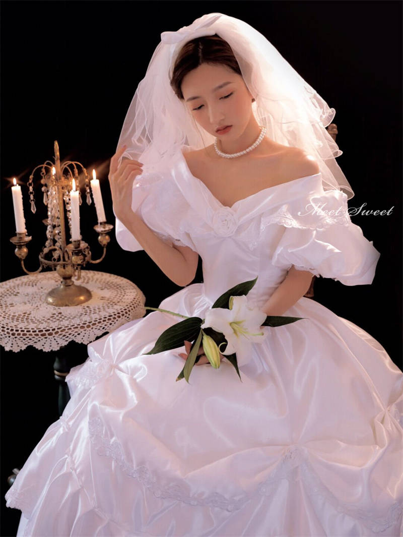 ウェディングドレス 二次会 ウエディングドレス レトロ婚 花嫁 サテン 純白 昭和風写真 前撮り フォトウェディング 結婚式 リゾート ブライダルドレス お誕生日 演 シック 個性 80年代