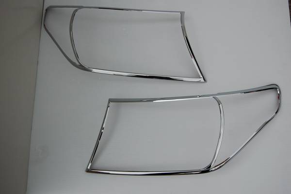 適応車種 200系ランドクルーザー前期(CBA-UZJ200W) ※中期・後期未確認 商品内容 クロームメッキヘッドライトリング左右セットです。 ABS樹脂製のクロームメッキ仕上げの商品となります。 高級感のあるエクステリアに仕上がります。 製品裏側には3M社製の強力両面テープを施工済みですので、 商品到着後すぐに取り付けが可能となっております。 ※必ず油分等を除去してから装着して下さい 保証期間 商品到着より一週間(初期不良のみ) ※装着前に検品をお願いします(装着後保証対象外)