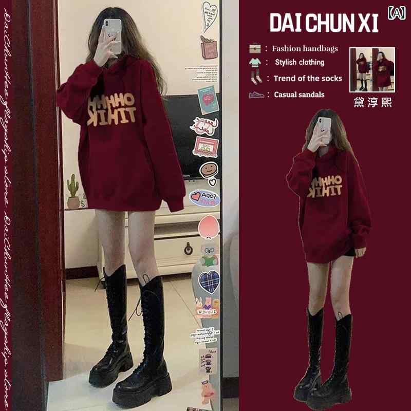 早春の 衣装には、 クリスマス シャツと 新年の 赤い ツーピース スーツと いう ファッショナブルな ティー スタイルの 衣装の 完全な セットが 組み合わされています。