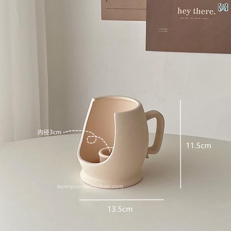 ヨーロッパの レトロな 無地 セラミック 中空 燭台 装飾 品 リビング ルームの ダイニング テーブル家の 装飾 アロマセラピーキャンドル 台座