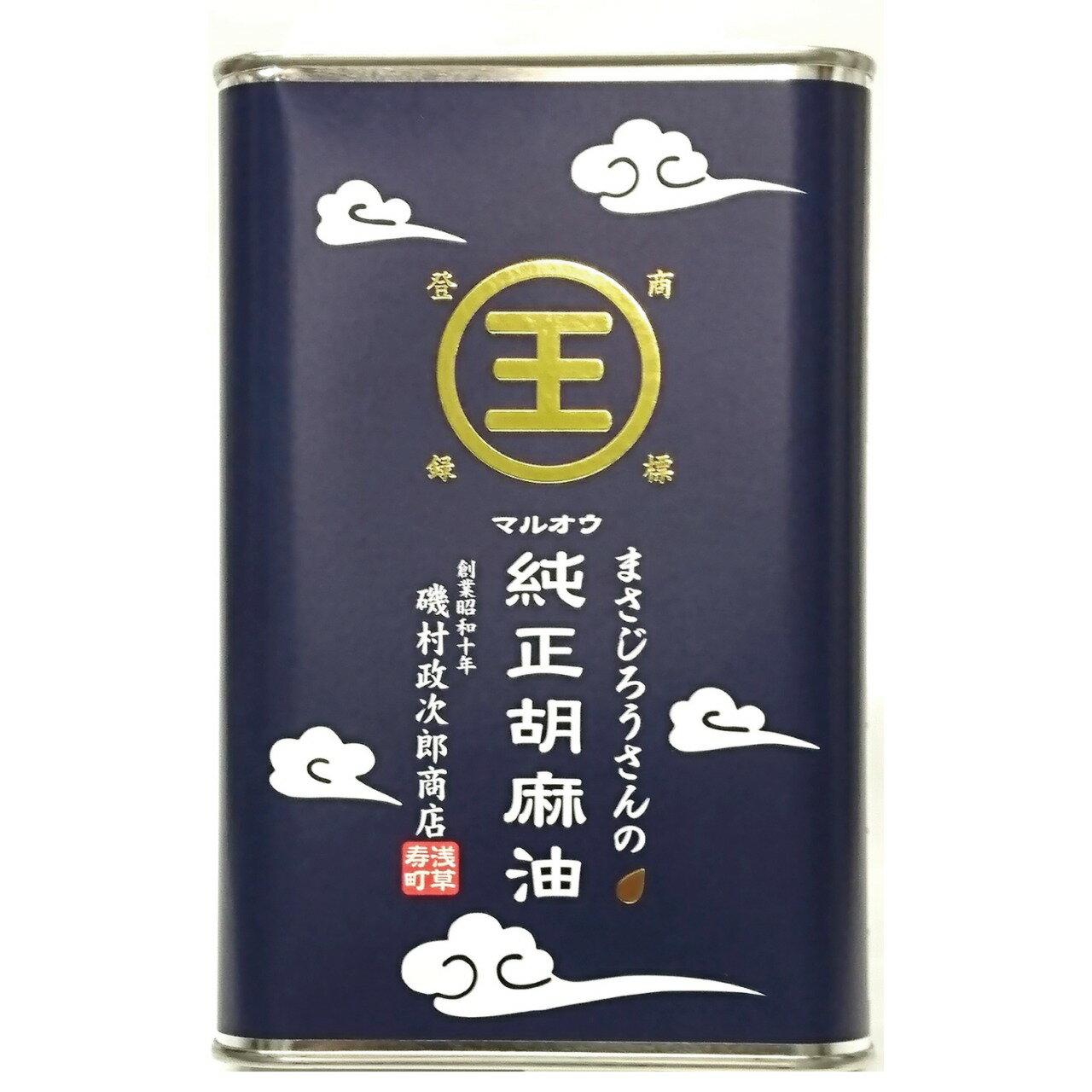 ・原材料名：食用ごま油（国内製造） ・内容量：910g この胡麻油の誕生は今から半世紀以上前。創業者である磯村政次郎はこの胡麻油が『胡麻油の王様になるように』と【マルオウ純正胡麻油】と名付けました。 厳選に厳選を重ね、良質の胡麻のみを使用。低い温度でゆっくりゆっくり焙煎し、優しく圧をかけて搾った滴は甘く香る黄金色。仕上げに和紙でじっくり丁寧に濾しました。 上品かつまろやかで、甘く香る旨味豊かな胡麻油です。天ぷらの他、炒め物や生でもお使い頂けるので様々なお料理にご使用できます。 創業者である磯村政次郎が最高の天ぷらを作るために研究を重ね創り出したオリジナル胡麻油。 黄金色の甘く香る胡麻油が食材の味を引き立たせます。 上品でまろやかな味わいのため全くくどさがない旨味豊かな胡麻油です。 カラッと揚がった天ぷらはプロにも負けず劣らずの美味しさです。 ミシュラン1つ星を獲得した天ぷらの名店『日本橋 蕎ノ字』使用。 その他、都内の有名飲食店でも数多く使用されている、プロたちも絶賛する純正胡麻油です。 上品で旨味豊かな味をご家庭でもご堪能ください。いつもの食事にちょっとしたアクセントをプラス♪ サラダや生野菜に パスタやカルパッチョに 冷奴やお味噌汁に アイスやスイーツに ご家庭の天ぷらがプロの味に 食のプロも認める純正胡麻油