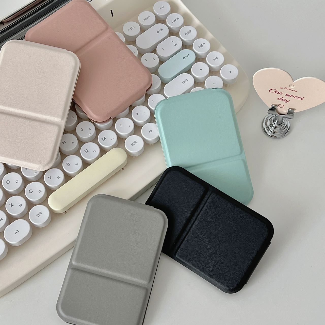 レボショップのメガ割 卓上ミラー おしゃれ 鏡 化粧 コンパクト スタンド 化粧鏡 卓上 スタンドミラー 折りたたみ テーブルミラー｜アングル3