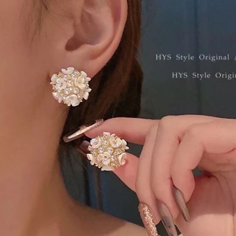 人気のピアスレトロフラワーパール イヤーカフ 人気のピアス 流行り イヤーカフ　人気のピアスの耳元をおしゃれに