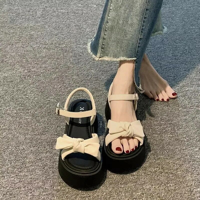 本日25 の新モデル バッジ付き厚底サンダル 女性用用アウトドアビーチサンダル