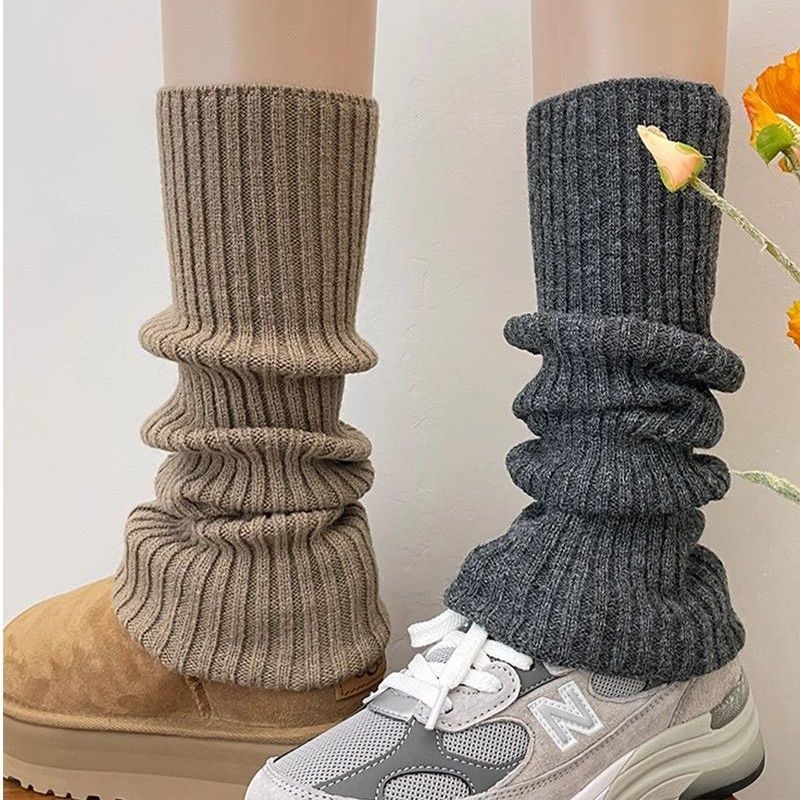 メガ割 3点セット スタッズガーター女性モデル抗菌・防寒・保温のための太い糸編みスタッズガーターに..