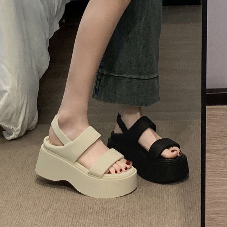 一文字マドレーヌ底付きサンダル夏の新モデルシンプルでスタイリッシュな小柄マドレーヌ厚底ビーチシューズ