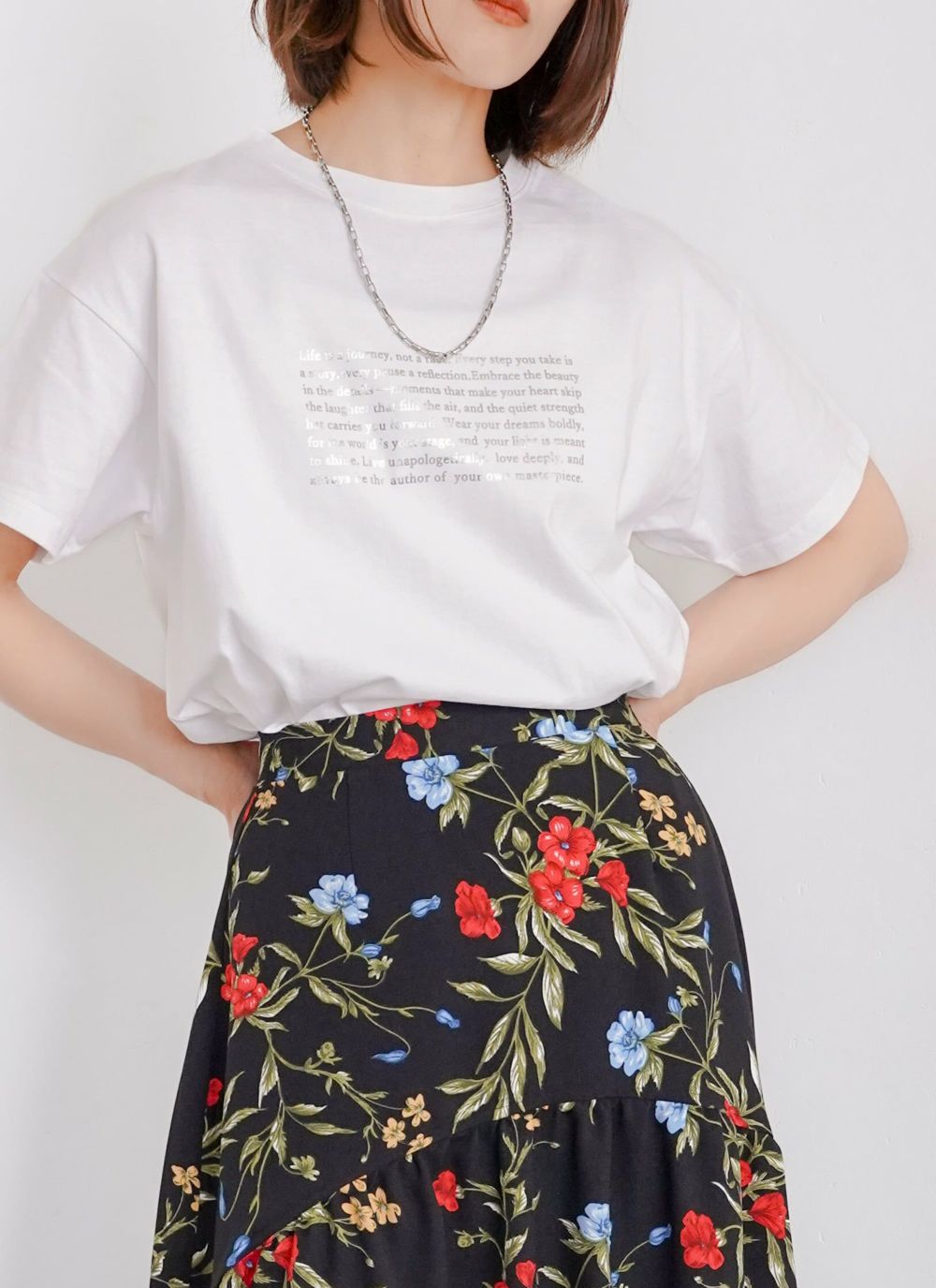 [セール 3,290円 → 2,303円 ] Tシャツ 箔プリント ロゴTシャツ 半袖 ゆったり モード カジュアル トップス 英字ロゴT 体型カバー 大人可愛い 夏服 レディース revoam(レヴォーム)｜箔プリントロゴTシャツ revoam-10000558 revoam サンプル画像2
