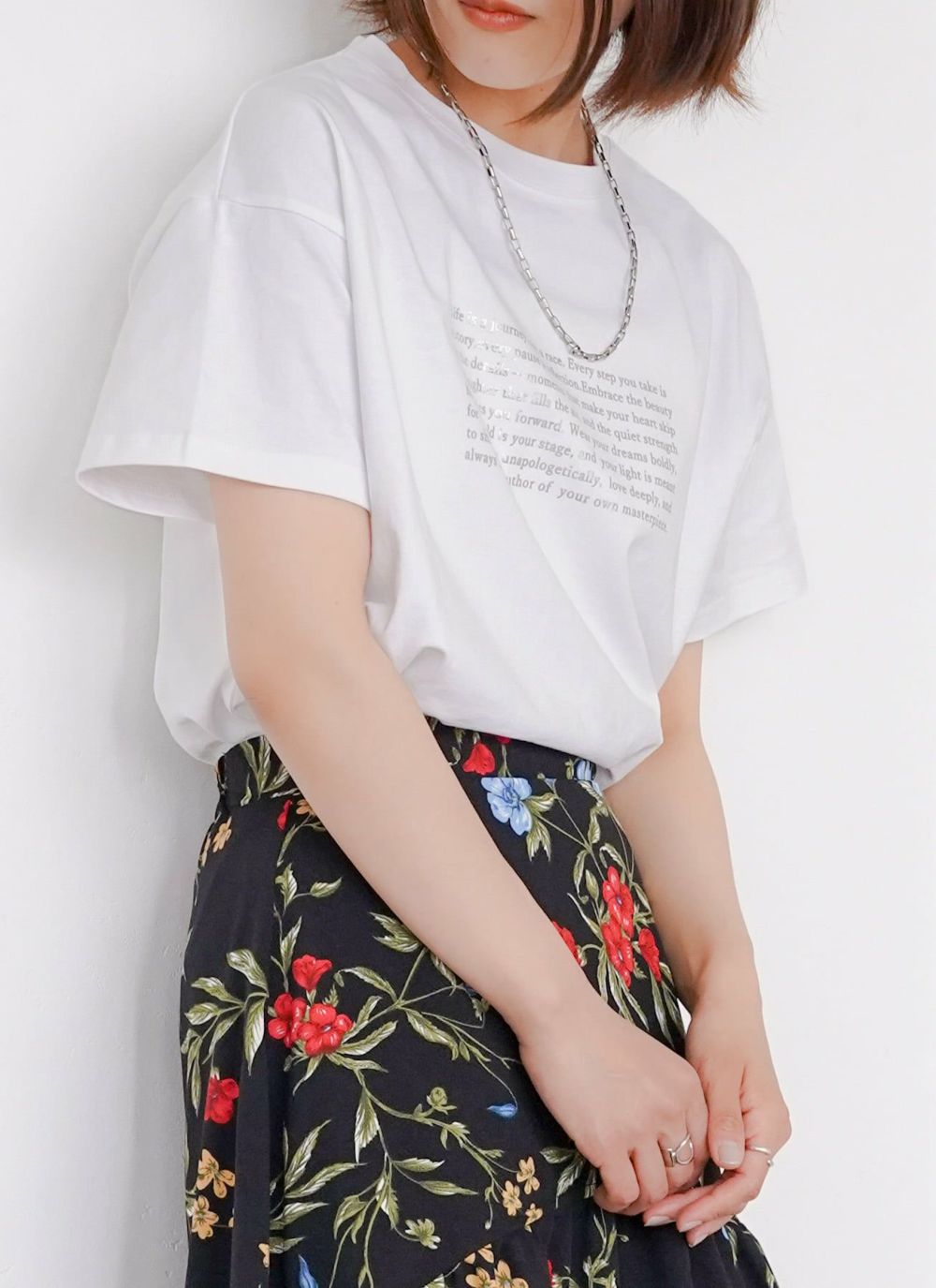 [セール 3,290円 → 2,303円 ] Tシャツ 箔プリント ロゴTシャツ 半袖 ゆったり モード カジュアル トップス 英字ロゴT 体型カバー 大人可愛い 夏服 レディース revoam(レヴォーム)｜箔プリントロゴTシャツ revoam-10000558 revoam サンプル画像3