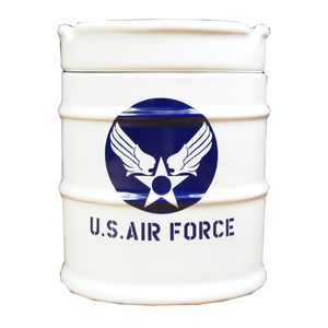灰皿 アッシュトレイドラム缶型の陶器製灰皿、US AIR FORCEドラム缶モチーフのミリタリーな雰囲気のある陶器製灰皿です。白地に青色で描かれた「U.S.AIR FORCE(アメリカ空軍)」の文字とロゴが特徴的。上部のフタの中央約15mmほどの穴が開いており、底から吸殻を落とすシンプルな灰皿です。※製品の仕様、外観はメーカーより予告なく変更されますので、気になる点や、詳細はメールで別途お問合わせください。PC・モニタの環境で色が実物と多少異なる場合があります。布製品などは個体差があり、寸法に誤差が多少ありますので、ご了承くださいませ。灰皿の詳細サイズ(高さ×直径)約11cm×約9cm重量約481g素材陶器カラーホワイト[2566][d01361428256600000000][00NIC] アシュトレイ 米空軍 アッシュトレイ アッシュトレー 灰ざら軍モノ・輸入雑貨 ＞ 喫煙具 ＞ 灰皿取り扱いブランド ＞ 《ワ》取扱いブランド ＞ 日用品[灰皿]軍モノ・輸入雑貨 [喫煙具/灰皿]【ドラム缶 灰皿 US AIR FORCE 陶器製 ホワイト】ドラム缶モチーフのミリタリーな雰囲気のある陶器製灰皿です。白地に青色で描かれた「U.S.AIR FORCE(アメリカ空軍)」の文字とロゴが特徴的。上部のフタの中央約15mmほどの穴が開いており、底から吸殻を落とすシンプルな灰皿です。軍モノ・輸入雑貨 ＞ 喫煙具 ＞ 灰皿取り扱いブランド ＞ 《ワ》取扱いブランド ＞ 日用品&nbsp;