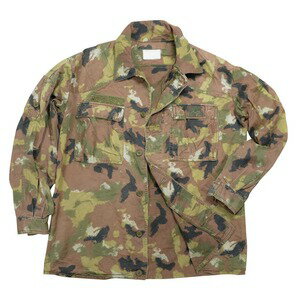 イタリア海軍 Italian Navy San Marco camo jacketイタリア軍の迷彩柄 San Marcoパターンの海軍バージョン■軍放出品のご購入を検討されているお客様へ。ご購入前に必ず下記の説明文、注意文を最後までご一読いただきますようお願い致します。イタリア海軍より払い下げられたSan Marco迷彩柄のジャケットです。同軍の数あるサンマルコパターンの中でも、こちらは浜辺でのカムフラージュに特化したモデルで、サンドカラーをベースとした色合いと、インクが飛び散ったような独特のテクスチャーパターンが特徴。左胸に刺繍された、同国で有名な絵画「LION ARRIVES IN VENICE」のデザインが印象的です。ヴェネツィアの守護聖人「福音記者 聖マルコ」を象徴する生き物として、同街のサン・マルコ広場に設置されている銅像「ヴェネツィアの獅子」がモチーフになっています。ポケットは両胸・両肩に加え、左胸の内側にも搭載。【放出品ご購入の際の注意点】※軍放出品は全て使用済みの物品です。商品には「汚れ、カビ、サビ、臭気、落書き、変色、変形、素材の劣化、破れ、補修跡、欠損、破損、色味の違い、印字・デザイン違い、動作不良」がある場合がございます。また、製造年代などはお選びいただけません。ご理解いただける場合のみご購入ください。※ご購入後に上記のような商品の状態に関するお問い合わせはお受けできません。恐れ入りますがご容赦いただきますようお願い申し上げます。※ご購入後の商品の返品・交換をご希望の場合、発生いたします送料に関しましてはお客様のご負担になりますので何卒ご了承ください。※製品の仕様、外観はメーカーより予告なく変更されますので、気になる点や、詳細はメールで別途お問合わせください。PC・モニタの環境で色が実物と多少異なる場合があります。布製品などは個体差があり、寸法に誤差が多少ありますので、ご了承くださいませ。ジャケットの詳細こちらは「イタリア軍放出品 コンバットジャケット 海軍 サンマルコ迷彩 Cランク品 [ XLサイズ ]」のご購入ページです。【Cランク】こちらは生地の破れやボタンの欠損など、損傷の度合いが大きいCランク品となっております。コレクション用としてお考え下さい。【素材】コットンSサイズLサイズXLサイズ着丈約75cm約78cm約80cm肩幅約51cm約55cm約57cm身幅約72cm約75cm約77cm袖丈約59cm約61cm約61cm重量約604g約622g約638g他のバリエーションはこちら[ Lサイズ ][ Sサイズ ][ XLサイズ ]世界各国の軍隊で使用されていた服やポーチなどの装備、備品を民間に放出した商品になります。世界各国の軍隊のマークや紋章が入っており、普段見かけない商品ばかり。実際に使用されていたからこそユーズド感満載で、本格派ミリタリーマニアにはたまらない一品。[軍放出品/軍払下げ品/軍払い下げ品/ミリタリーサープラス]軍放出品の商品一覧[2100][d00010919210000000000][2483][d01362476291824830000][00GUN] イタリア海軍 Italian Navy san Marco camo jacket BDUジャケット 戦闘用ジャケット ライオン グリフィン 戦闘服 軍服 コンバットユニフォーム バトルジャケット バトルユニフォーム 迷彩服 迷彩ジャケット ミリタリーサープラス ミリタリーグッズサバゲー装備 ＞ サバゲーウェア ＞ 戦闘服(ジャケット)軍モノ・輸入雑貨 ＞ 軍放出品 ＞ 欧州の軍放出品 ＞ イタリア軍放出品取り扱いブランド ＞ 《カ》取扱いブランド ＞ 軍放出品[イタリア海軍]こちらは「イタリア軍放出品 コンバットジャケット 海軍 サンマルコ迷彩 Cランク品 [ XLサイズ ]」のご購入ページです。【イタリア軍放出品 コンバットジャケット 海軍 サンマルコ迷彩 Cランク品 [ XLサイズ ]】■軍放出品のご購入を検討されているお客様へ。ご購入前に必ず下記の説明文、注意文を最後までご一読いただきますようお願い致します。イタリア海軍より払い下げられたSan Marco迷彩柄のジャケットです。同軍の数あるサンマルコパターンの中でも、こちらは浜辺でのカムフラージュに特化したモデルで、サンドカラーをベースとした色合いと、インクが飛び散ったような独特のテクスチャーパターンが特徴。左胸に刺繍された、同国で有名な絵画「LION ARRIVES IN VENICE」のデザインが印象的です。ヴェネツィアの守護聖人「福音記者 聖マルコ」を象徴する生き物として、同街のサン・マルコ広場に設置されている銅像「ヴェネツィアの獅子」がモチーフになっています。ポケットは両胸・両肩に加え、左胸の内側にも搭載。【放出品ご購入の際の注意点】※軍放出品は全て使用済みの物品です。商品には「汚れ、カビ、サビ、臭気、落書き、変色、変形、素材の劣化、破れ、補修跡、欠損、破損、色味の違い、印字・デザイン違い、動作不良」がある場合がございます。また、製造年代などはお選びいただけません。ご理解いただける場合のみご購入ください。※ご購入後に上記のような商品の状態に関するお問い合わせはお受けできません。恐れ入りますがご容赦いただきますようお願い申し上げます。※ご購入後の商品の返品・交換をご希望の場合、発生いたします送料に関しましてはお客様のご負担になりますので何卒ご了承ください。サバゲー装備 ＞ サバゲーウェア ＞ 戦闘服(ジャケット)軍モノ・輸入雑貨 ＞ 軍放出品 ＞ 欧州の軍放出品 ＞ イタリア軍放出品取り扱いブランド ＞ 《カ》取扱いブランド ＞ 軍放出品イタリア軍放出品 テントシート 軍幕 サンマルコ迷彩イタリア軍放出品 バックパック コットンキャンバス イタリア軍放出品 フライトスーツ 空軍 つなぎ 飛行服 OD&nbsp;