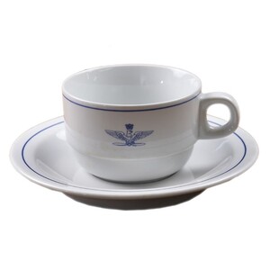 軍放出品 キッチングッズ白を基調とした上品なカップ&ソーサー■軍放出品のご購入を検討されているお客様へ。ご購入前に必ず下記の説明文、注意文を最後までご一読いただきますようお願い致します。真っ白な陶器にブルーのラインが生えるイタリア軍払下のエスプレッソカップ＆ソーサー。ワンポイントとしてイタリア空軍の紋章であるプロペラに乗った鷲と小塔が青の線画で描かれています。※本商品は装飾品となります。下記をお読みになり、ご納得いただけるお客様のみ、ご購入下さい。軍放出品（ミリタリーサープラス）は状態によって、下記の分類をしています。1，デッドストック　「新古品・未使用品（ほぼ新品）」2，良い　「キズや使用感があまり見られない。」3，可　「使用感があり、小さな傷等がある。」4，難あり　「比較的大きな傷、汚れがある。」5，破損あり「破損はあるものの、使用できる状態」6，ジャンク品「破損があってそのままでは使用できない」※製造年代、色合い、その他、ご指定できません。※ご購入後に商品の状態に関するお問合わせはお受けできません。※ご購入後に返品、交換をご希望の場合、発生する送料はお客様のご負担になります。※製品の仕様、外観はメーカーより予告なく変更されますので、気になる点や、詳細はメールで別途お問合わせください。PC・モニタの環境で色が実物と多少異なる場合があります。布製品などは個体差があり、寸法に誤差が多少ありますので、ご了承くださいませ。エスプレッソカップ＆ソーサーの詳細小大カップの直径約6.5cm約9cmカップの高さ約4.5cm約6cmソーサーの直径約11cm約16cm全体の重さ約250g約545g素材陶器陶器生産国イタリアイタリア他のバリエーションはこちら[ デッドストック / 小 ][ デッドストック / 大 ][ 可 / 大 ][ 難あり / 小 ][ 難あり / 大 ]世界各国の軍隊で使用されていた服やポーチなどの装備、備品を民間に放出した商品になります。世界各国の軍隊のマークや紋章が入っており、普段見かけない商品ばかり。実際に使用されていたからこそユーズド感満載で、本格派ミリタリーマニアにはたまらない一品。[軍放出品/軍放出品 軍払下げ品 ミリタリーサープラス Military Surplus]軍放出品の商品一覧[1433][d01360718143114330000][2483][d01362476291824830000][00GUN]軍払い下げ品 マグカップ コップ コーヒーマグ ミリタリー コーヒーカップ スープマグ スープカップ ミリタリーグッズ 伊軍 イタリア軍サープラス イタリア軍実物 イタリア軍払い下げ品 テーブルウェア NATO放出品 欧州軍サープラス 欧州軍放出品 欧州軍払い下げ品 欧州軍実物 ミリタリーサープラス 払い下げ 軍事物資 軍用品 軍需資材 実物 本物 レプマート repmart 激安通販 激安販売軍モノ・輸入雑貨 ＞ 生活雑貨 ＞ 食器 ＞ マグカップ軍モノ・輸入雑貨 ＞ 軍放出品 ＞ 欧州の軍放出品 ＞ イタリア軍放出品取り扱いブランド ＞ 《カ》取扱いブランド ＞ 軍放出品新着アイテム ＞ 新着アイテム 2026年 ＞ 1月 新入荷[軍放出品]【イタリア軍放出品 エスプレッソカップ&ソーサー 食器 [ 可 / 大 ]】■軍放出品のご購入を検討されているお客様へ。ご購入前に必ず下記の説明文、注意文を最後までご一読いただきますようお願い致します。真っ白な陶器にブルーのラインが生えるイタリア軍払下のエスプレッソカップ＆ソーサー。ワンポイントとしてイタリア空軍の紋章であるプロペラに乗った鷲と小塔が青の線画で描かれています。※本商品は装飾品となります。下記をお読みになり、ご納得いただけるお客様のみ、ご購入下さい。軍放出品（ミリタリーサープラス）は状態によって、下記の分類をしています。1，デッドストック　「新古品・未使用品（ほぼ新品）」2，良い　「キズや使用感があまり見られない。」3，可　「使用感があり、小さな傷等がある。」4，難あり　「比較的大きな傷、汚れがある。」5，破損あり「破損はあるものの、使用できる状態」6，ジャンク品「破損があってそのままでは使用できない」※製造年代、色合い、その他、ご指定できません。※ご購入後に商品の状態に関するお問合わせはお受けできません。※ご購入後に返品、交換をご希望の場合、発生する送料はお客様のご負担になります。軍モノ・輸入雑貨 ＞ 生活雑貨 ＞ 食器 ＞ マグカップ軍モノ・輸入雑貨 ＞ 軍放出品 ＞ 欧州の軍放出品 ＞ イタリア軍放出品取り扱いブランド ＞ 《カ》取扱いブランド ＞ 軍放出品新着アイテム ＞ 新着アイテム 2026年 ＞ 1月 新入荷イタリア軍放出品 調味料入れ シーズニング ポットセットイタリア軍放出品 チーズジャー シュガーポットイタリア軍放出品 チーズ シュガージャー 平面蓋【中古】軍放出品 シュガーケース AMI イタリア軍&nbsp;